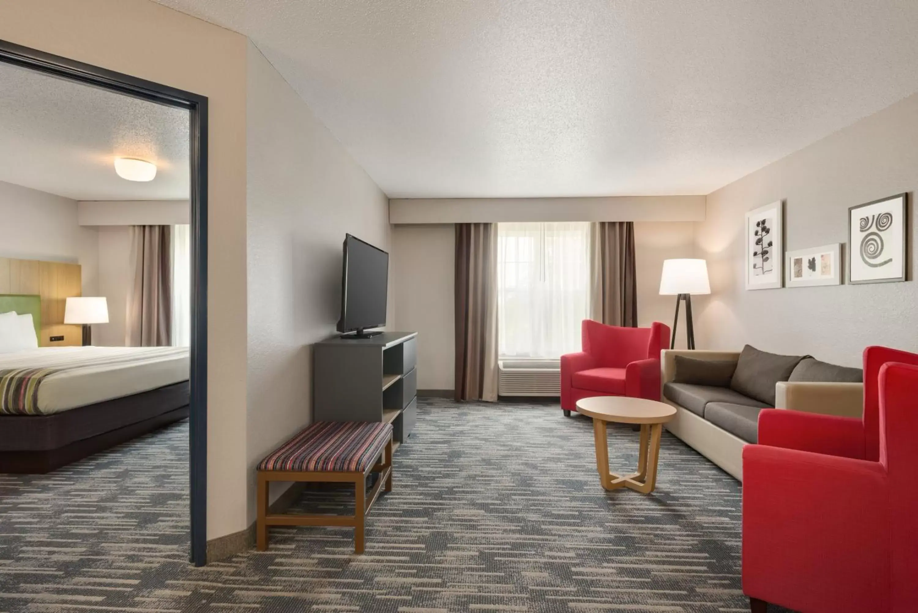 Seating Area in Country Inn & Suites by Radisson, Pella, IA