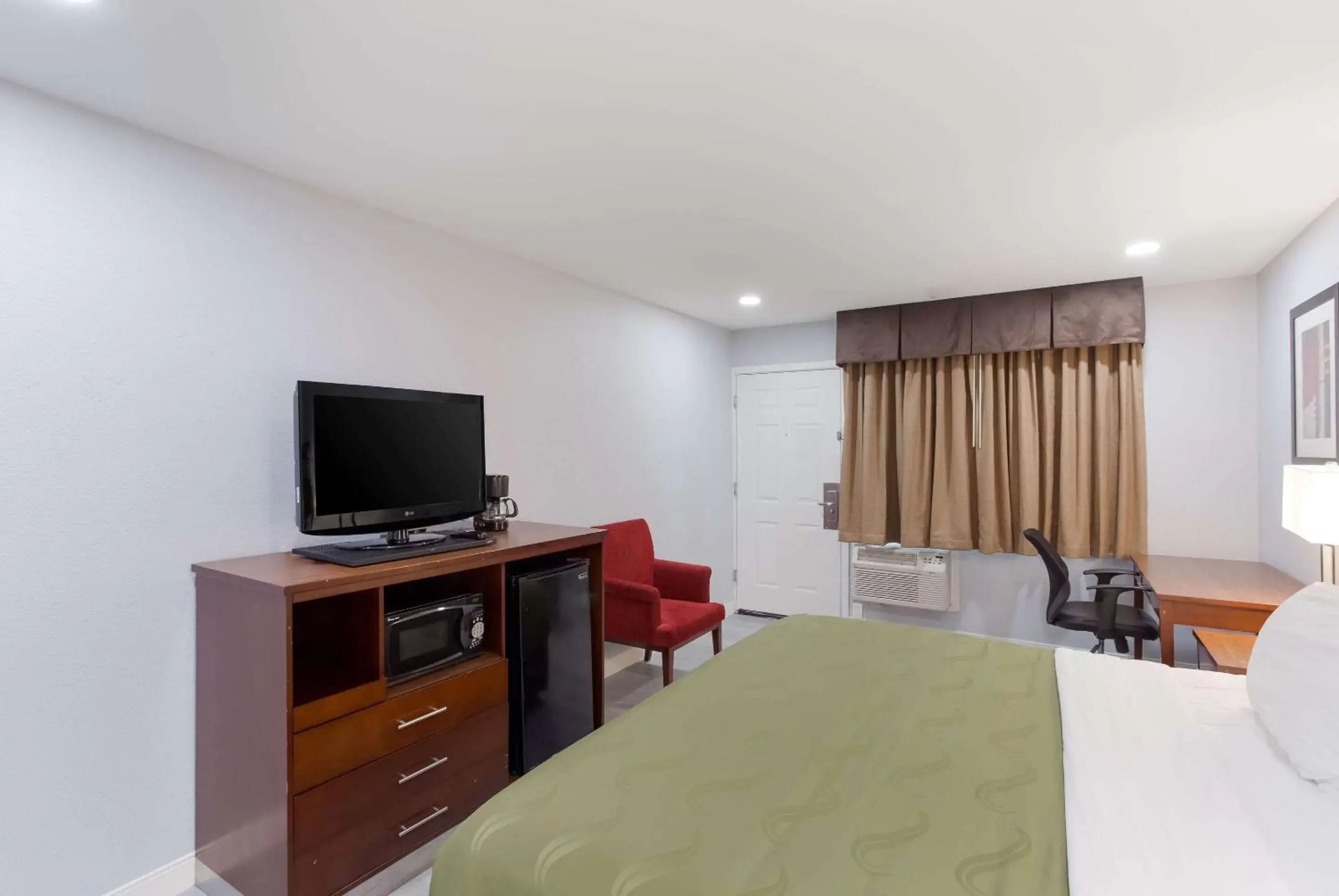 Bedroom, Bed in Quality Inn Redding near I-5 Bedroom, Bed in Quality Inn Redding near I-5