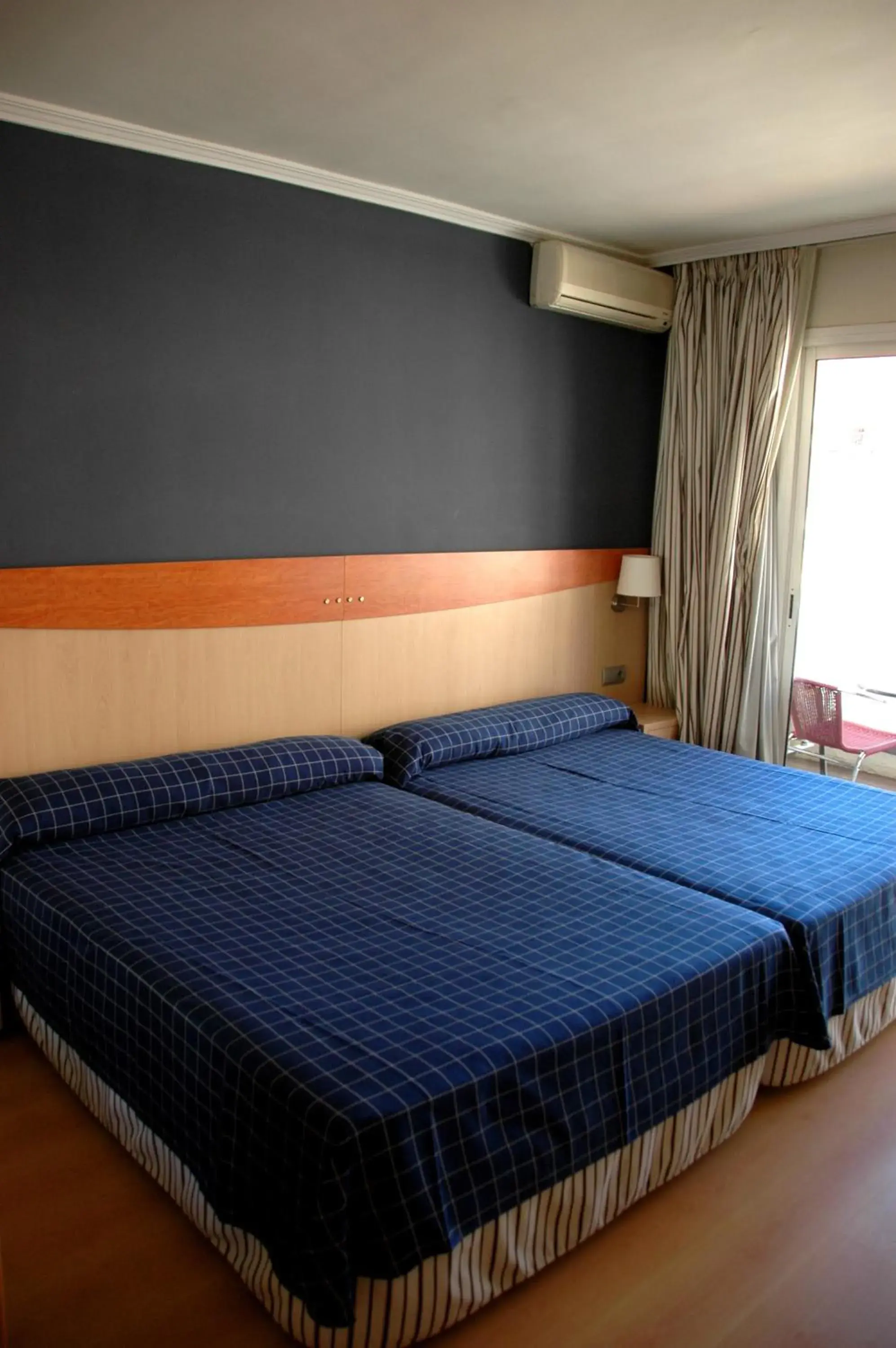 Bedroom, Bed in Evenia President