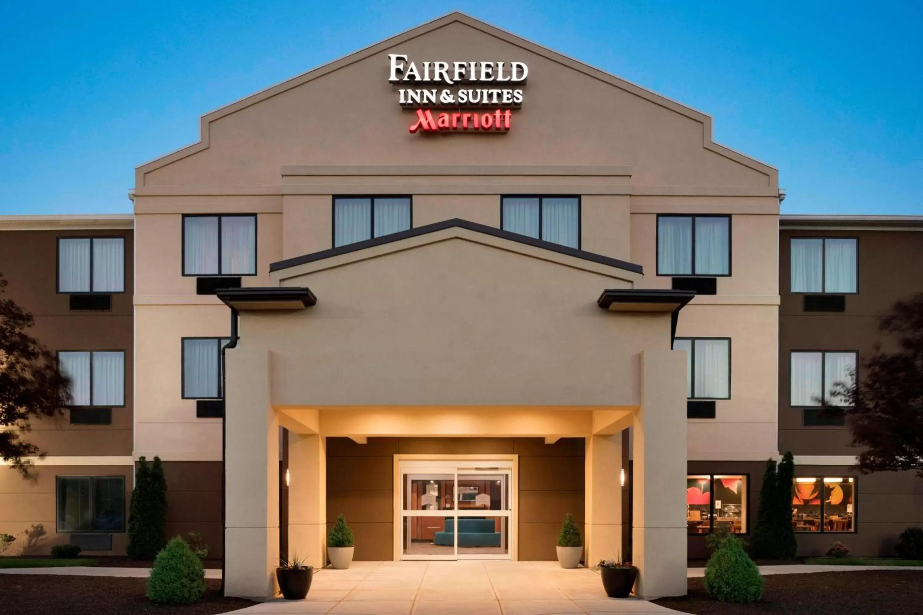 Property Building in Fairfield Inn & Suites Hartford Manchester