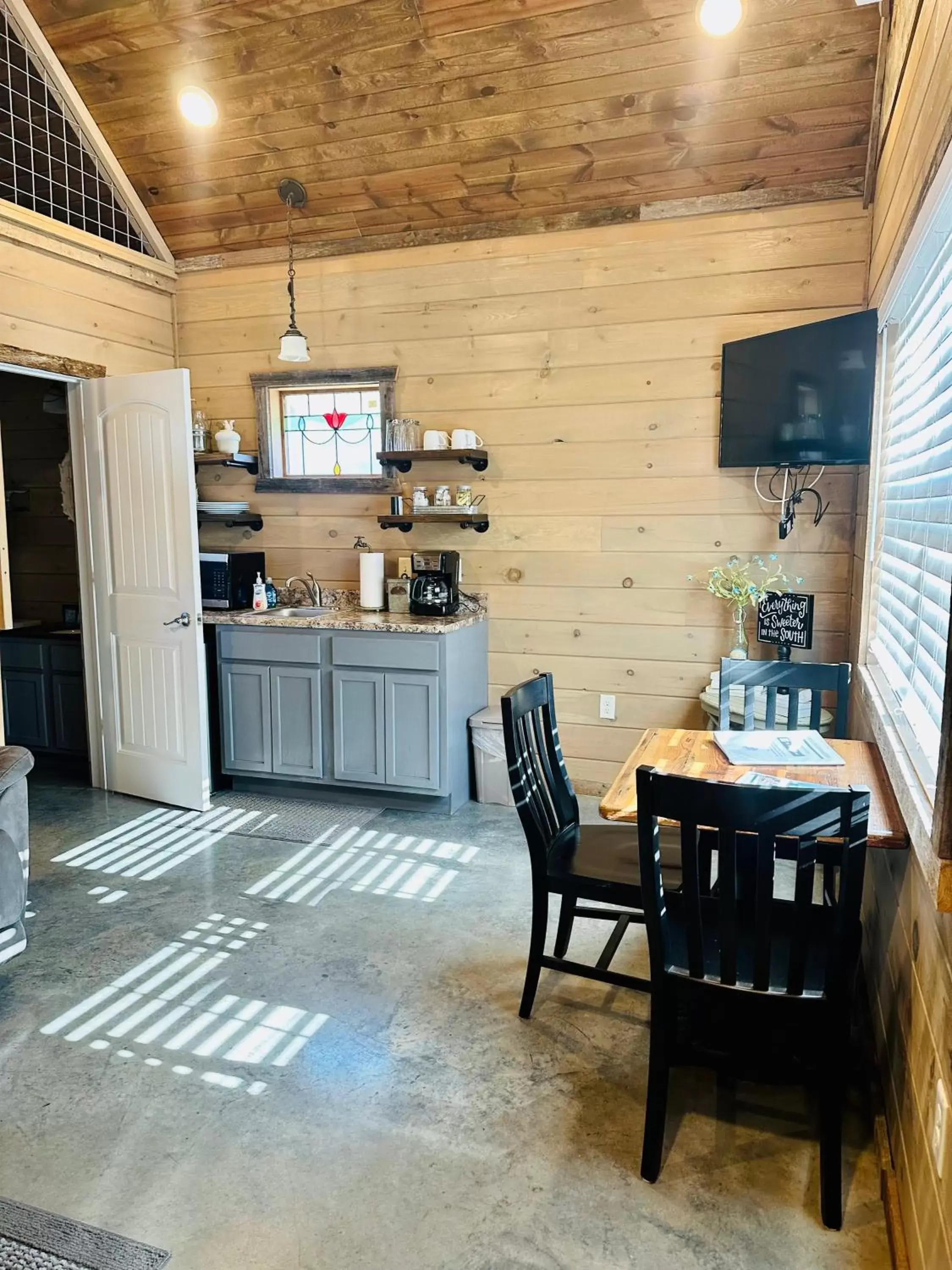 Kitchen or kitchenette, TV/Entertainment Center in Knotty Squirrel Cabins