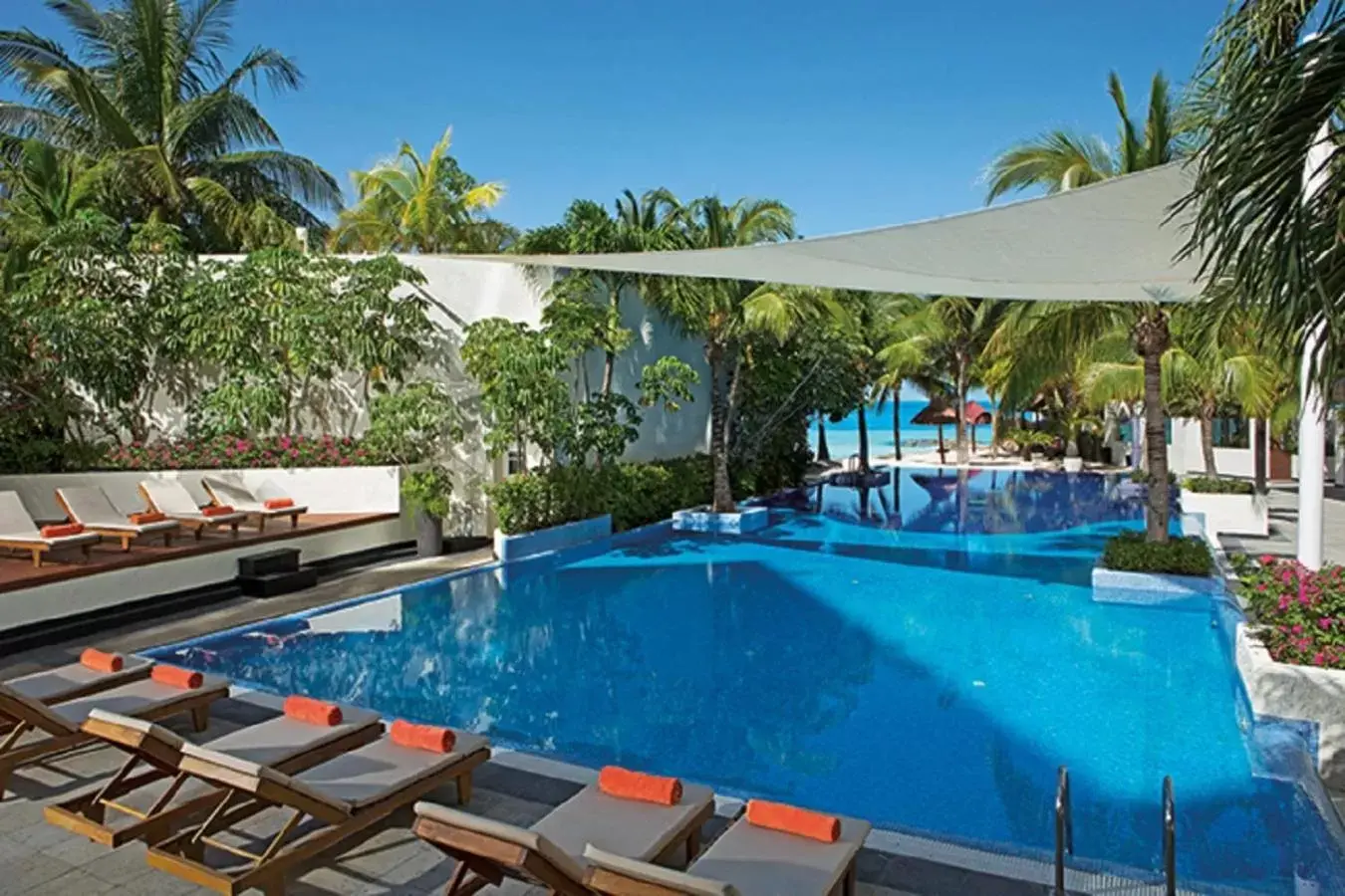 Swimming Pool in Dreams Sands Cancun Resort & Spa