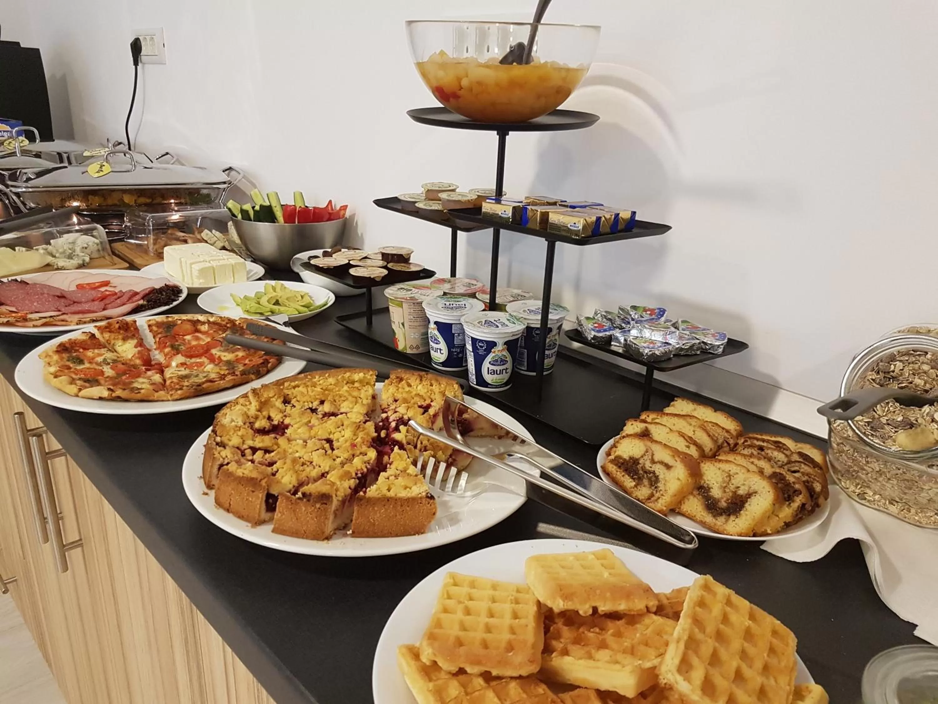 Restaurant/places to eat in YMY Boutique Residence