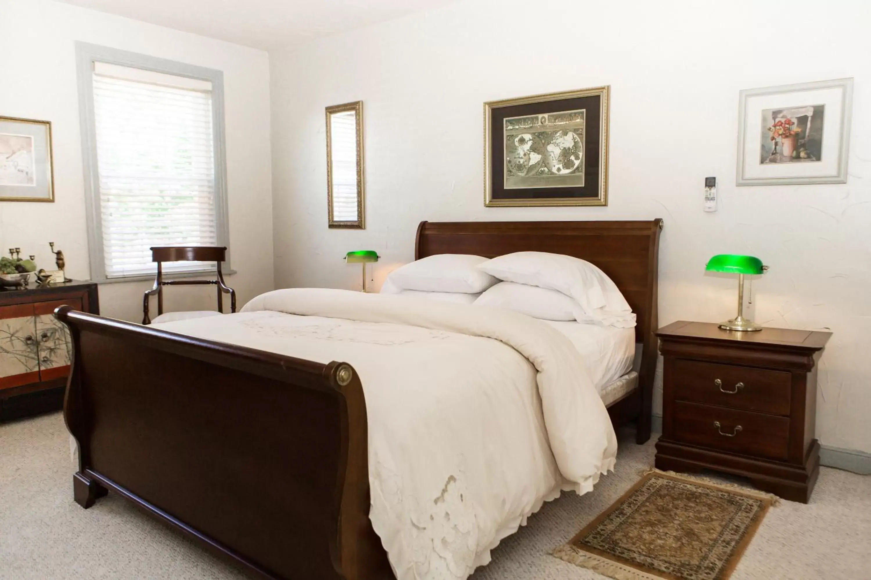 Bedroom, Bed in James Buchanan Hotel, Trademark Collection by Wyndham Bedroom, Bed in James Buchanan Hotel, Trademark Collection by Wyndham