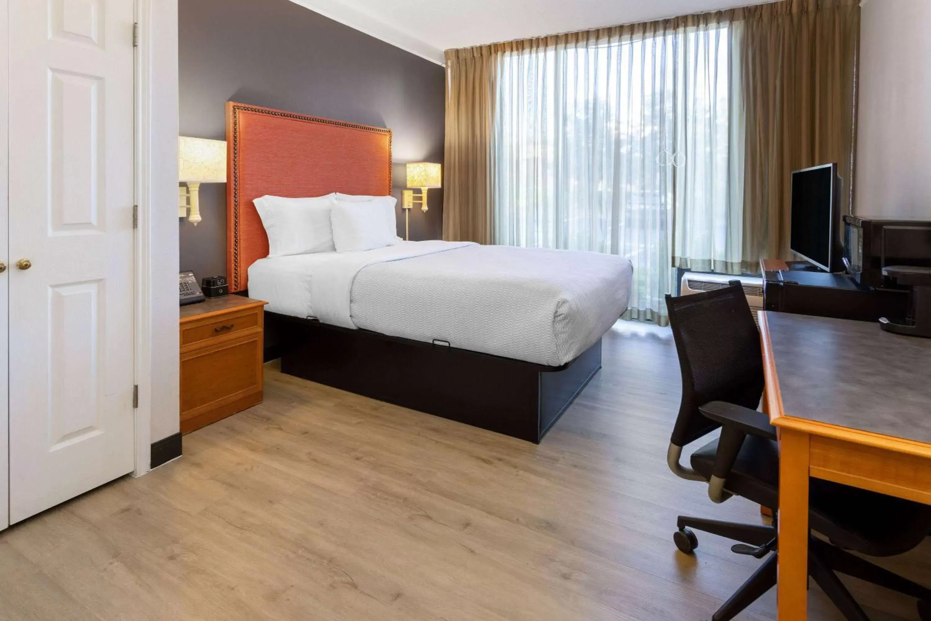 1 Queen, Deluxe, Mobility Access Room, Roll-In Shower, Pet-Friendly, Non-Smoking in La Quinta Inn & Suites by Wyndham Kingsport TriCities 1 Queen, Deluxe, Mobility Access Room, Roll-In Shower, Pet-Friendly, Non-Smoking in La Quinta Inn & Suites by Wyndham Kingsport TriCities