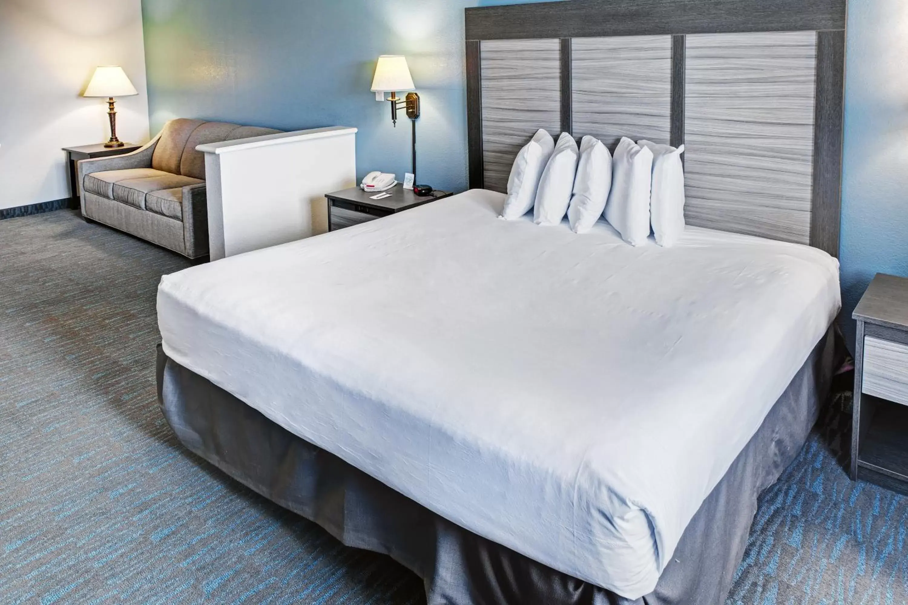 Bedroom, Bed in Exploria Express by Exploria Resorts