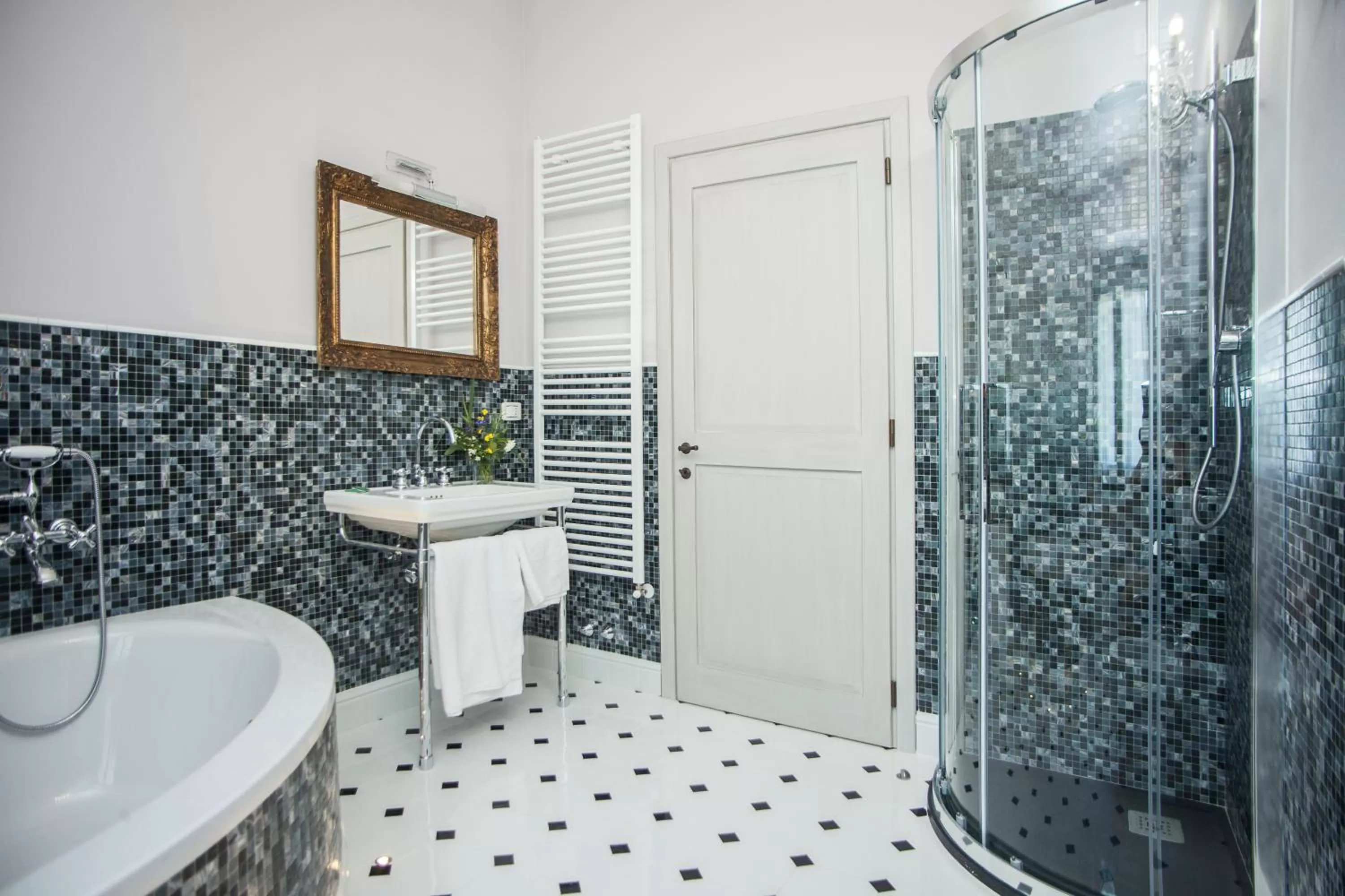 Shower in Podere La Contessa B&B