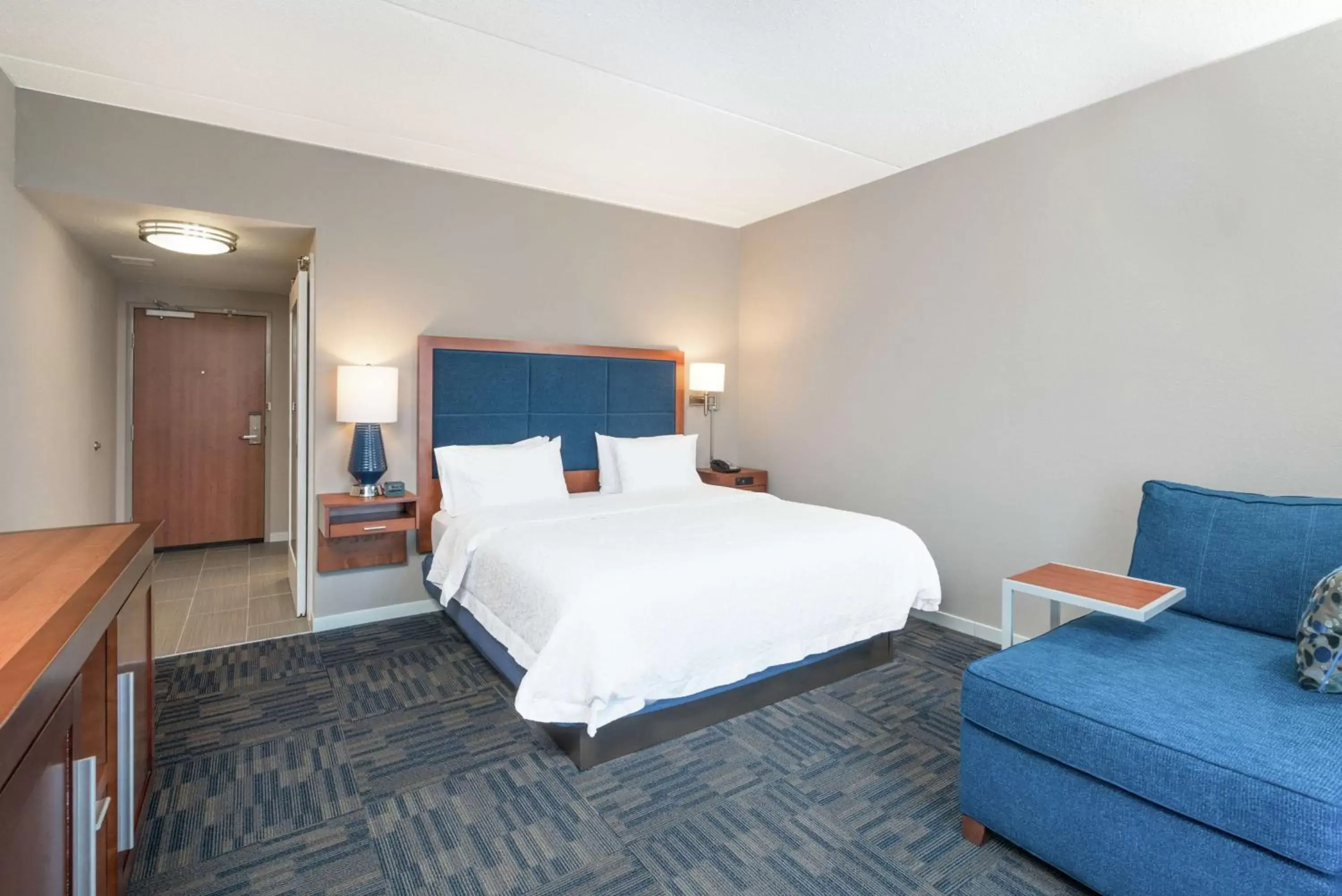 Living room, Bed in Hampton Inn & Suites Newburgh Stewart Airport, NY Living room, Bed in Hampton Inn & Suites Newburgh Stewart Airport, NY