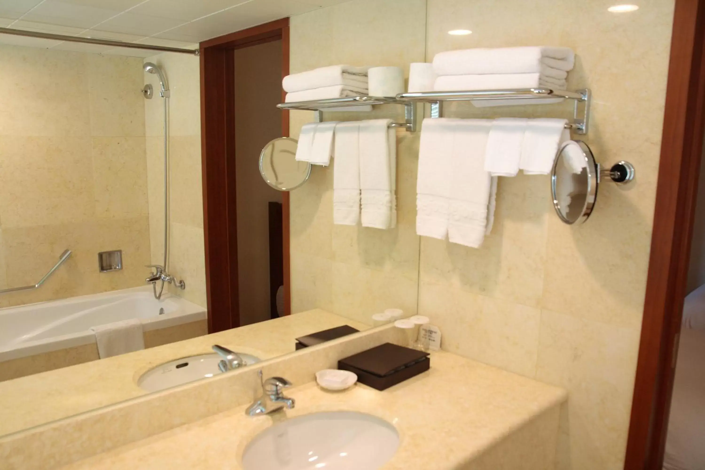 Shower, Bathroom in Sejong Hotel Seoul Myeongdong