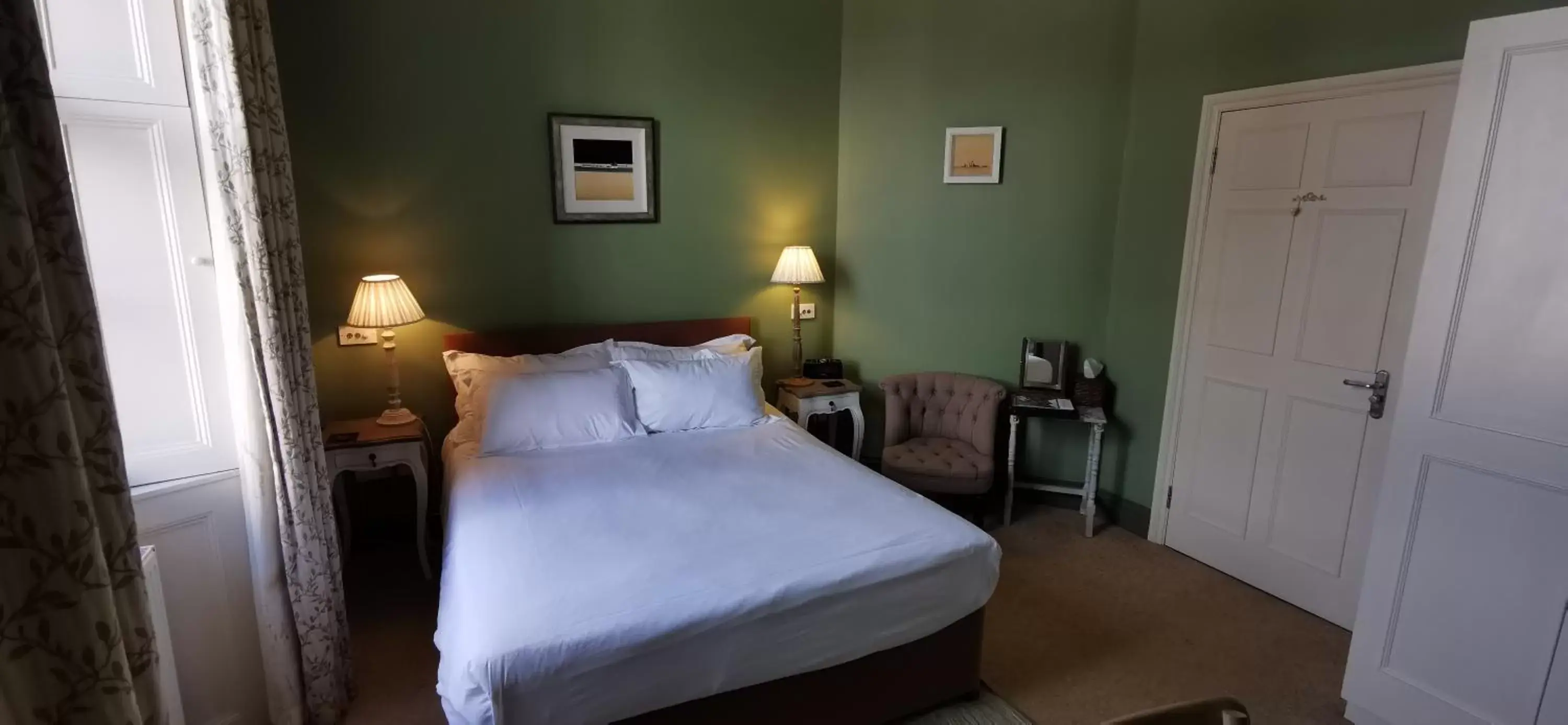 Bedroom, Bed in Buccleuch and Queensberry Arms Hotel