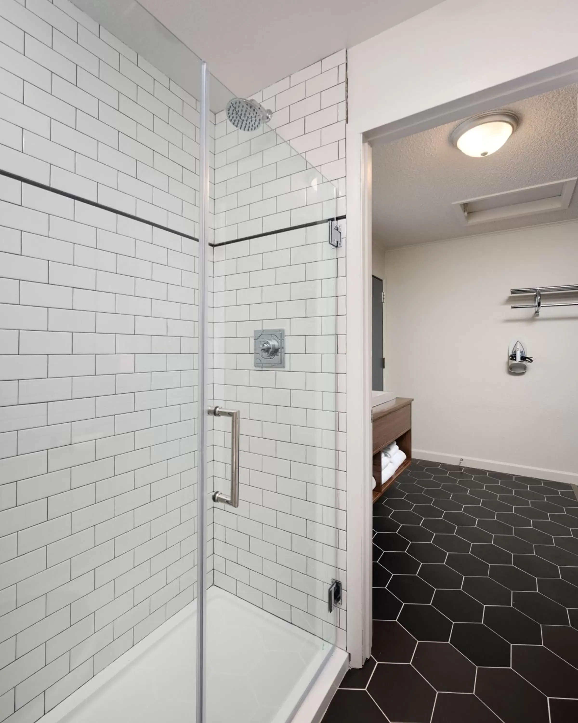 Shower, Bathroom in Sapphire Motel Midtown Bozeman