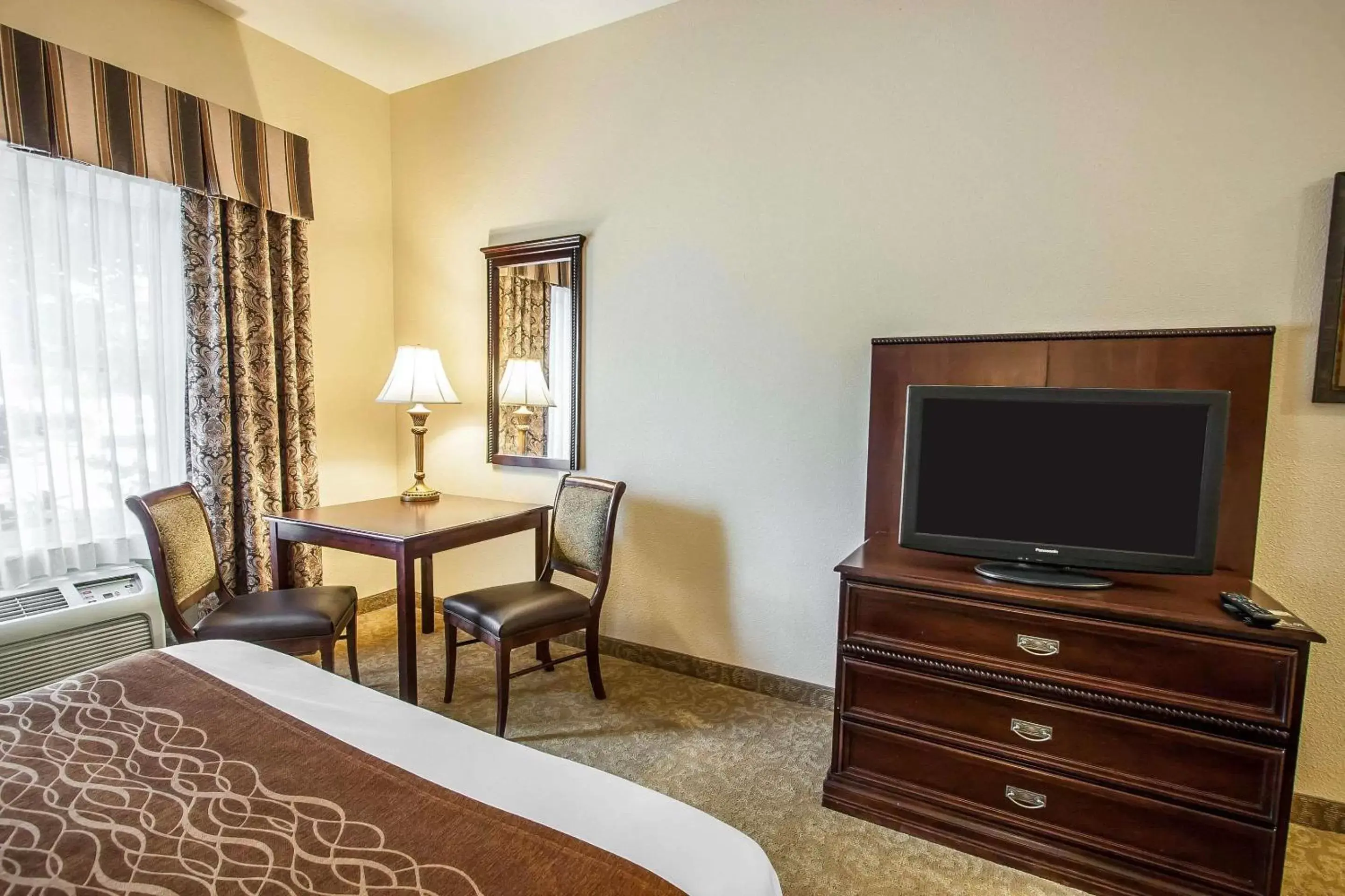 Photo of the whole room, TV/Entertainment Center in Comfort Inn & Suites McMinnville Wine Country
