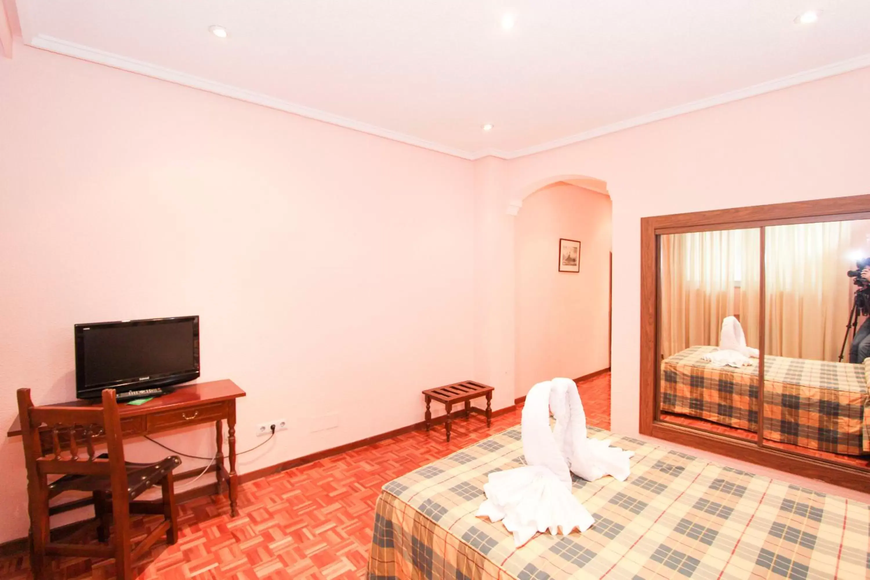 Bed, TV/Entertainment Center in Hotel Castellano Centro
