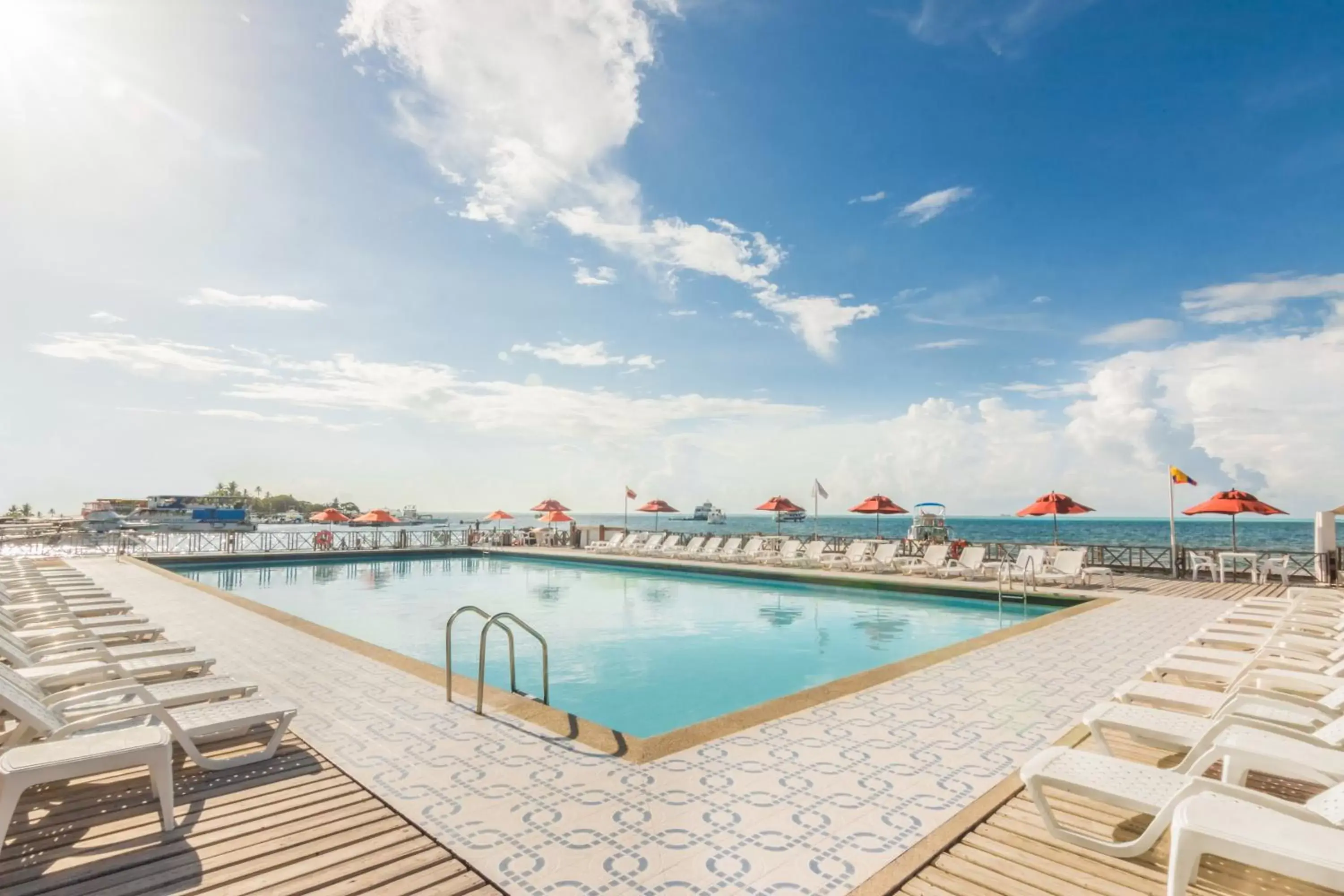 Swimming Pool in GHL Hotel Sunrise