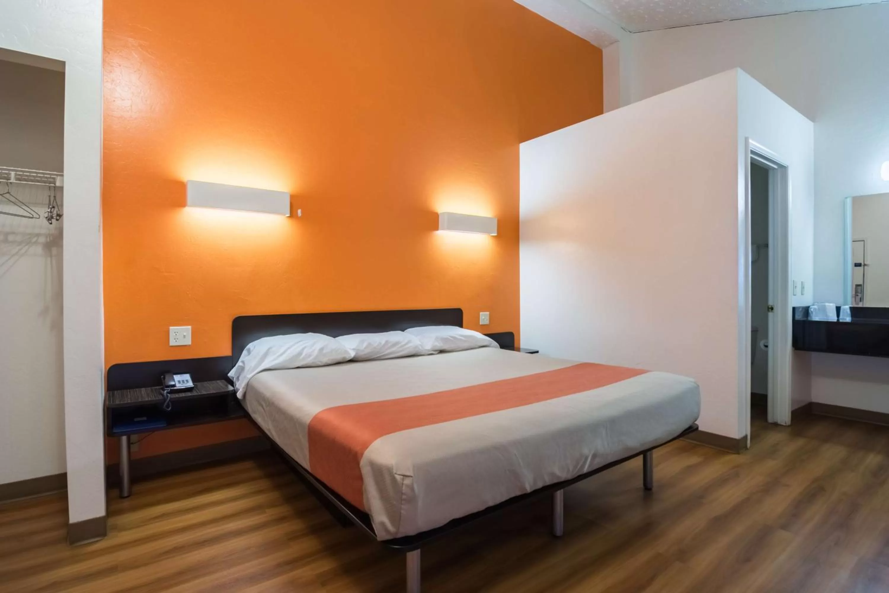 Photo of the whole room, Bed in Motel 6-Globe, AZ