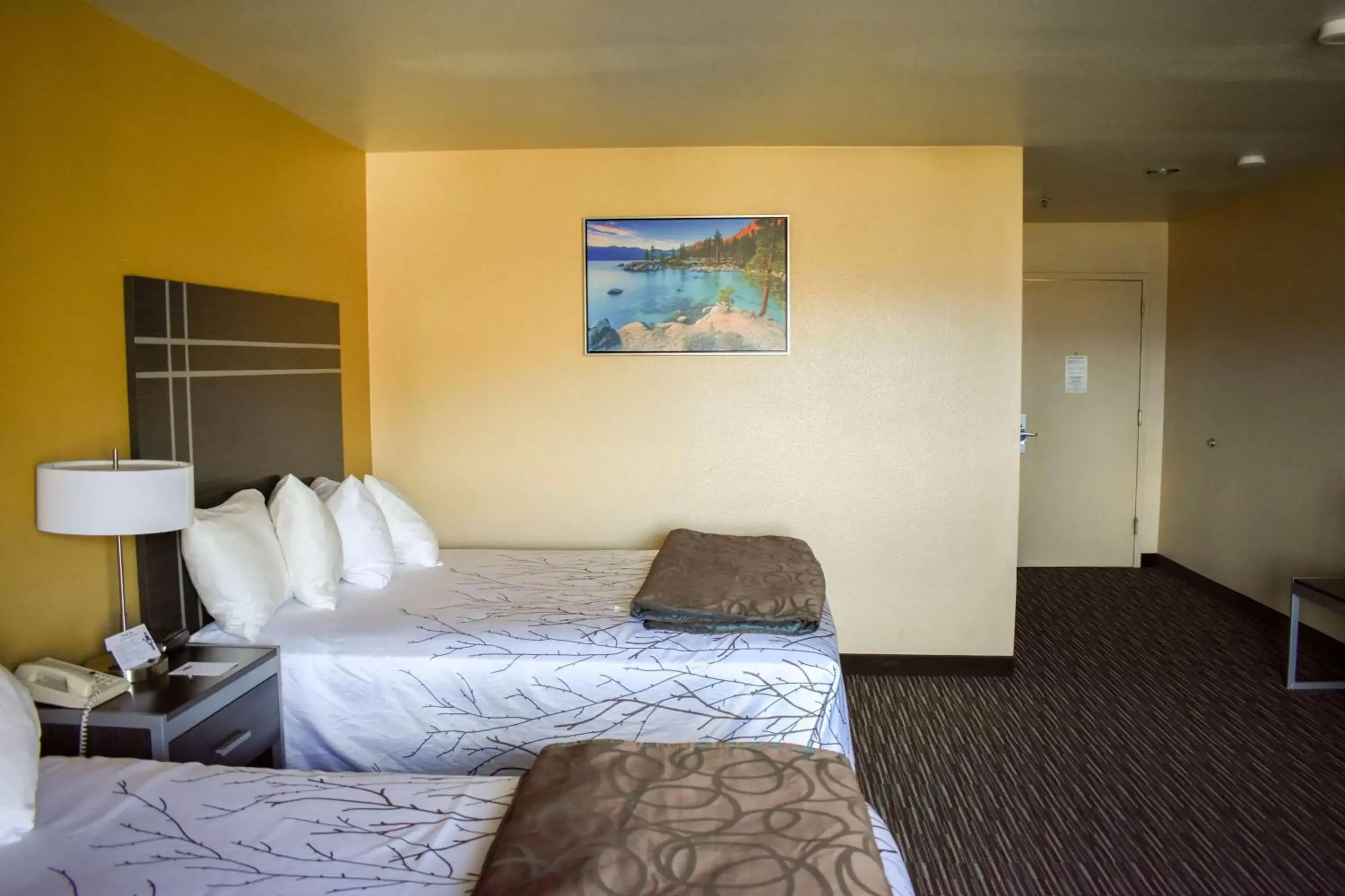 Photo of the whole room, Bed in Best Western Topaz Lake Inn