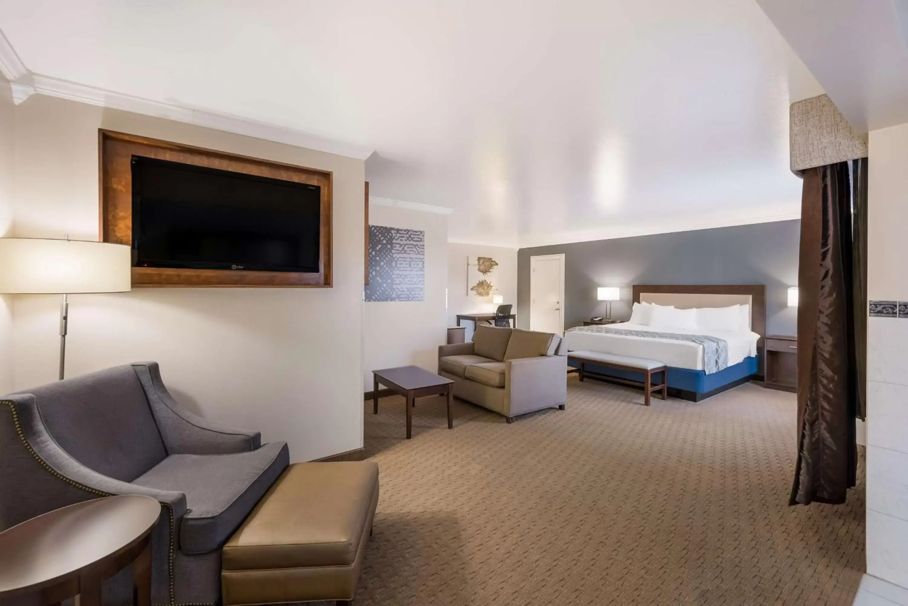 Bedroom, Seating Area in Best Western Mountain View Inn