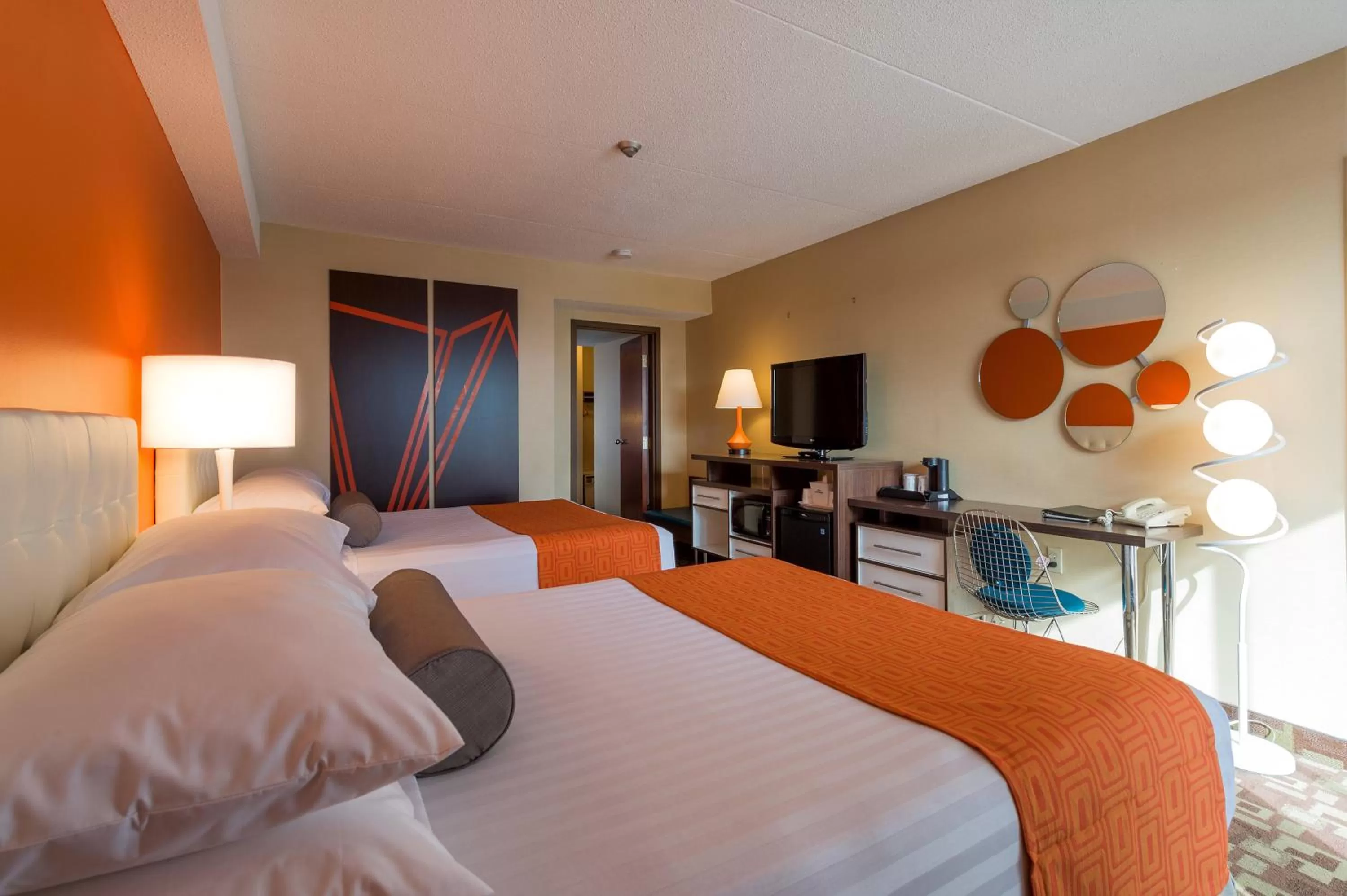 Bedroom, Bed in Howard Johnson Plaza by Wyndham by the Falls Niagara Falls