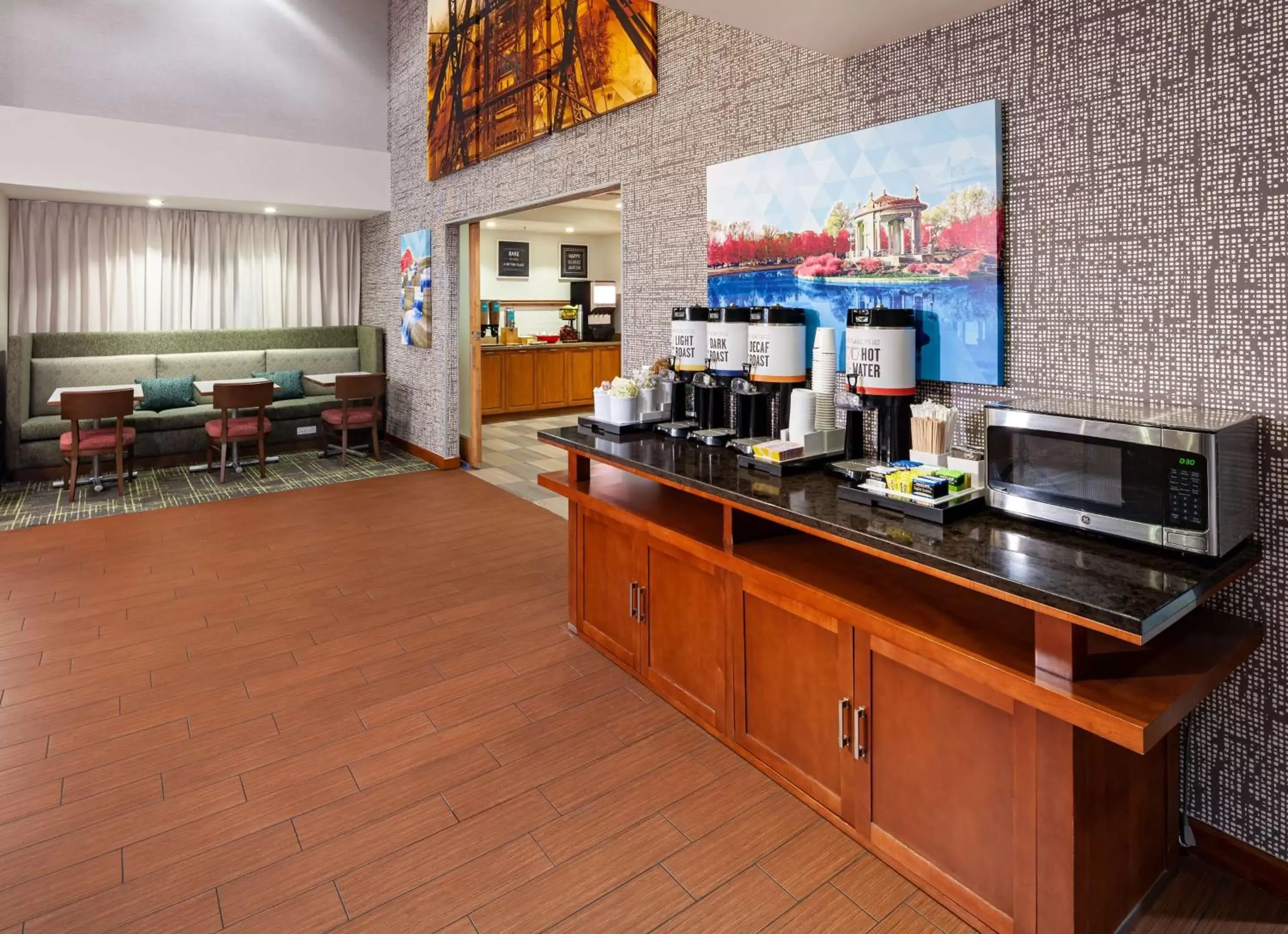 Breakfast, Restaurant/Places to Eat in Hampton Inn & Suites St. Louis at Forest Park