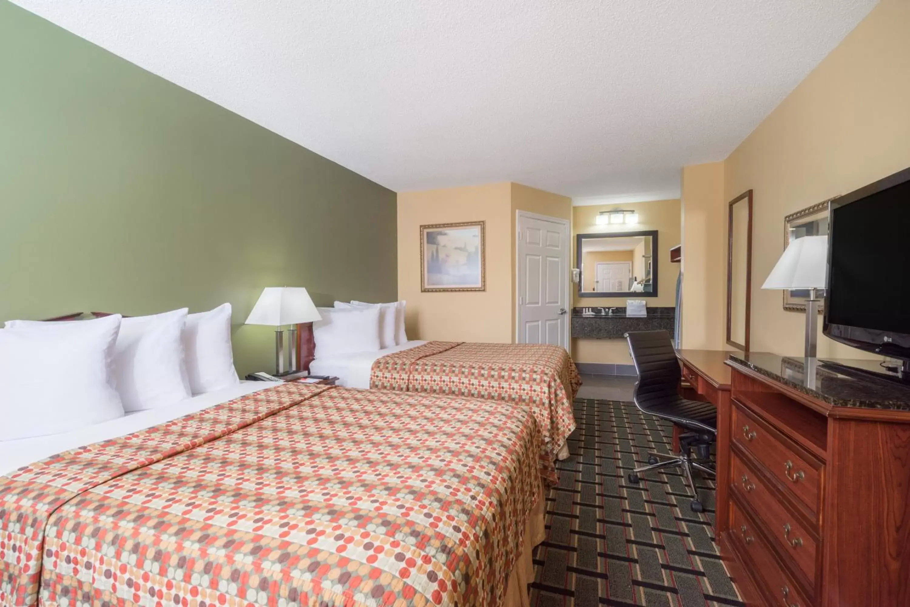 Photo of the whole room, Room Photo in Howard Johnson by Wyndham Dalton