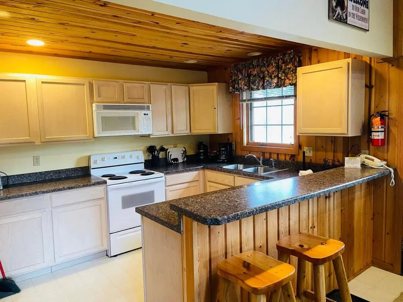 Kitchen or kitchenette, Kitchen/Kitchenette in Drummond Island Resort & Conference Center