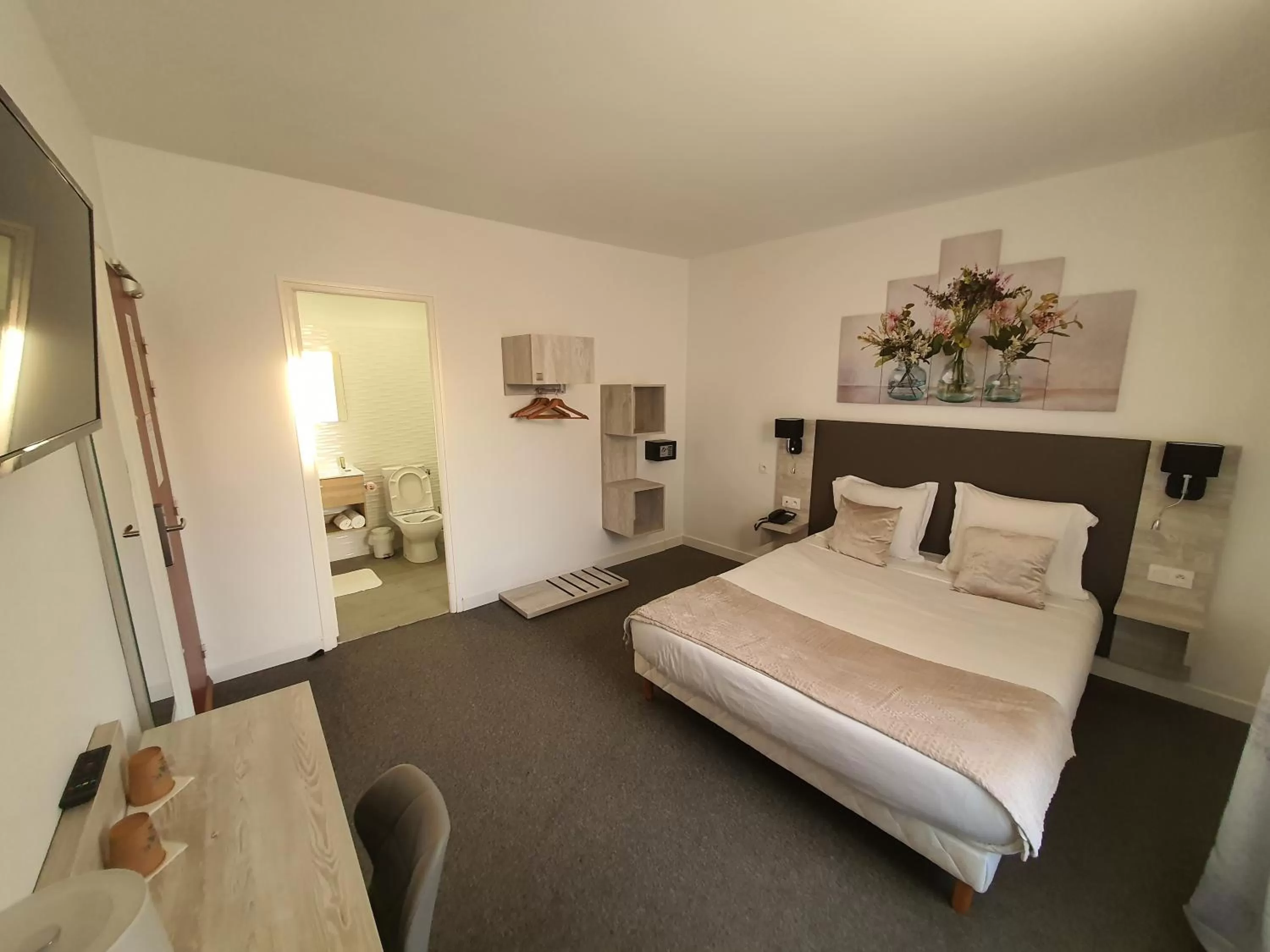 Photo of the whole room, Bed in Hôtel L'Alsace