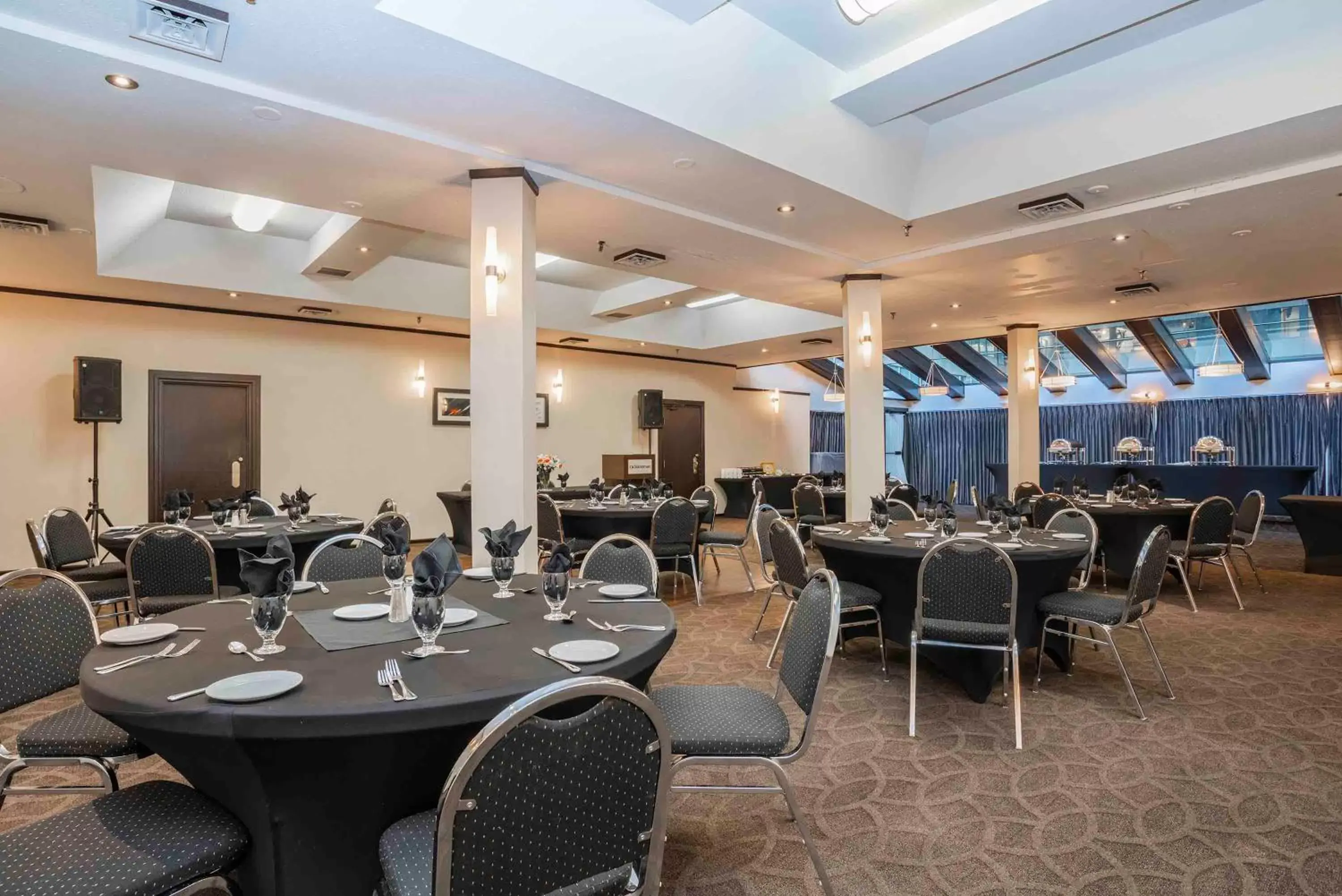 Banquet/Function facilities, Restaurant/Places to Eat in Sandman Hotel Penticton