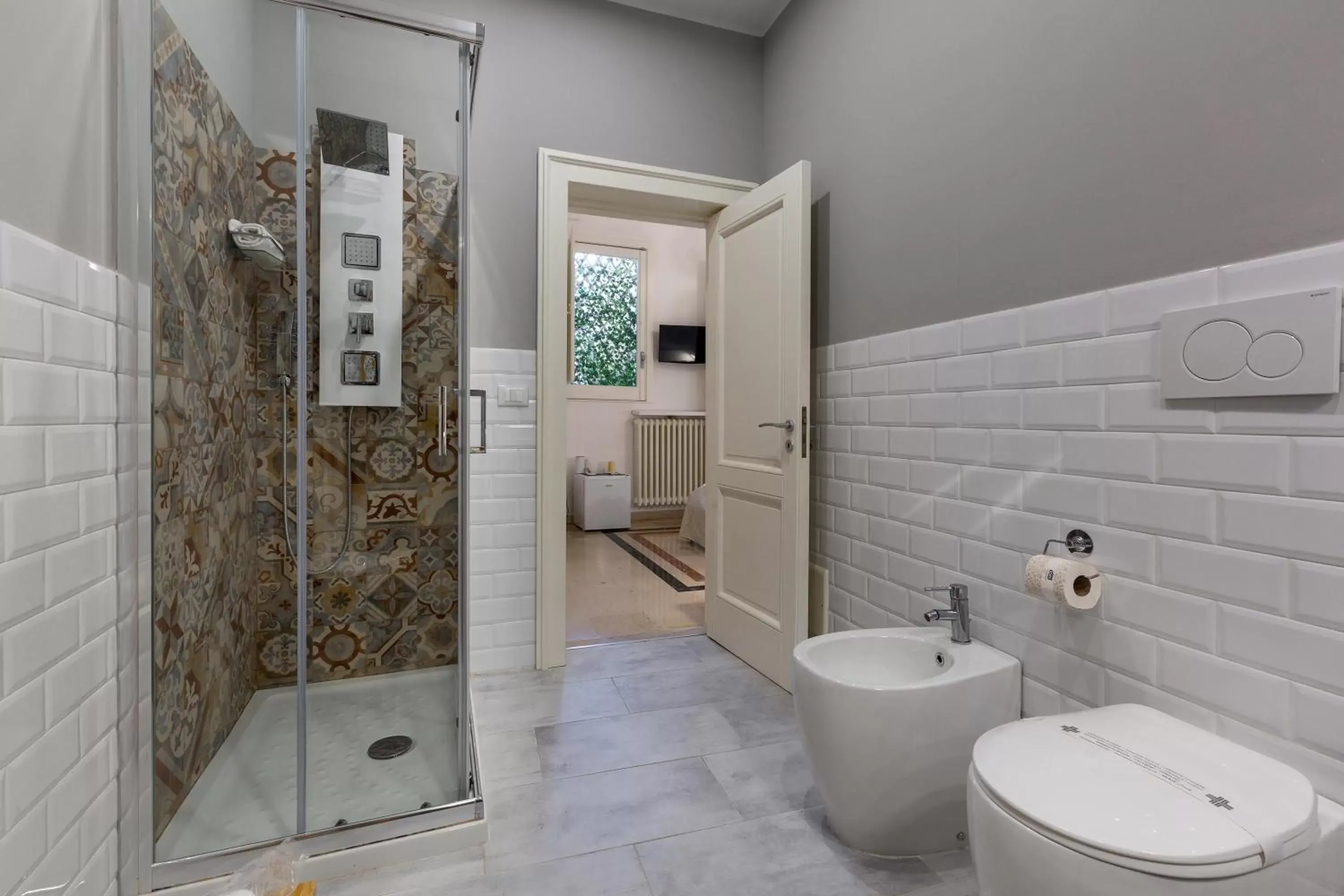 Shower, Bathroom in B&B InCentro Comfort Suite