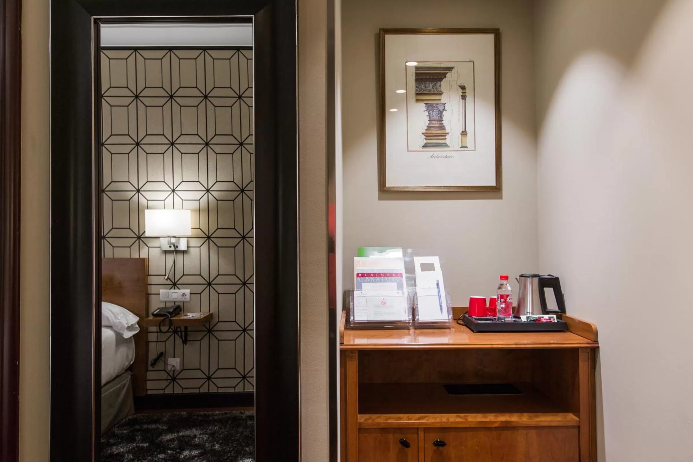 Coffee/tea facilities, Bed in Hotel Carlton