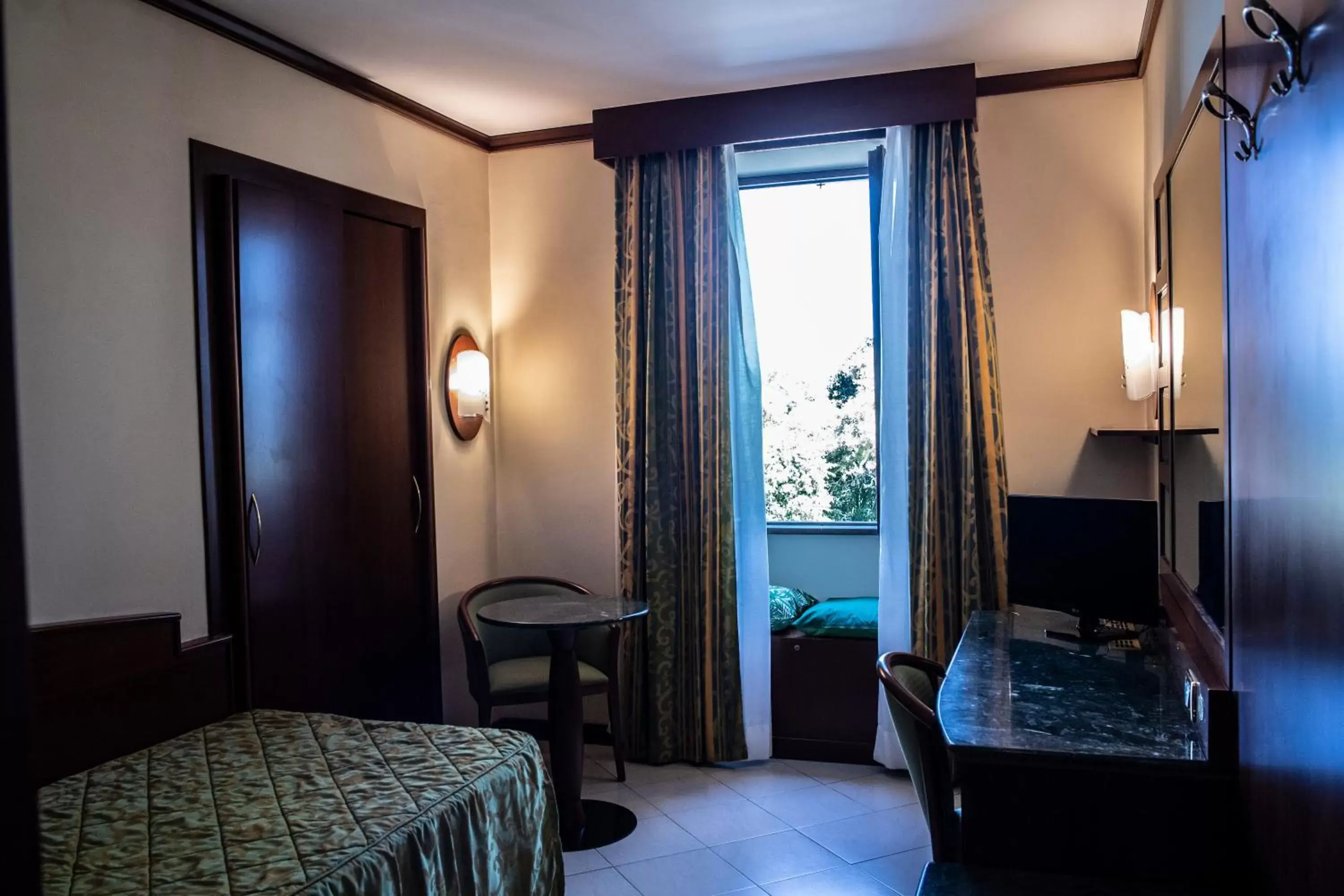 Sea view, Bed in Hotel Garibaldi