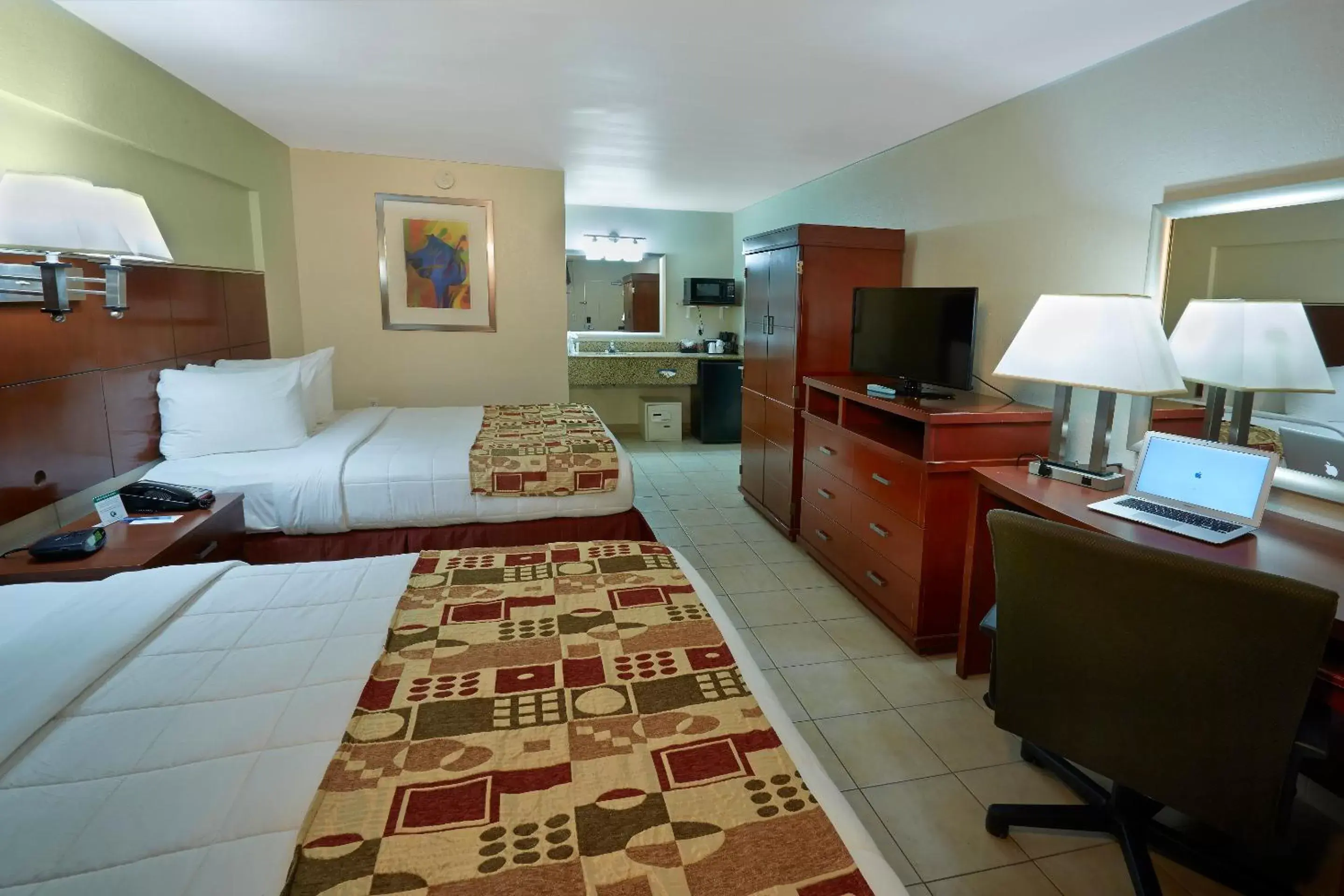 Bedroom, TV/Entertainment Center in Flamingo Express Hotel