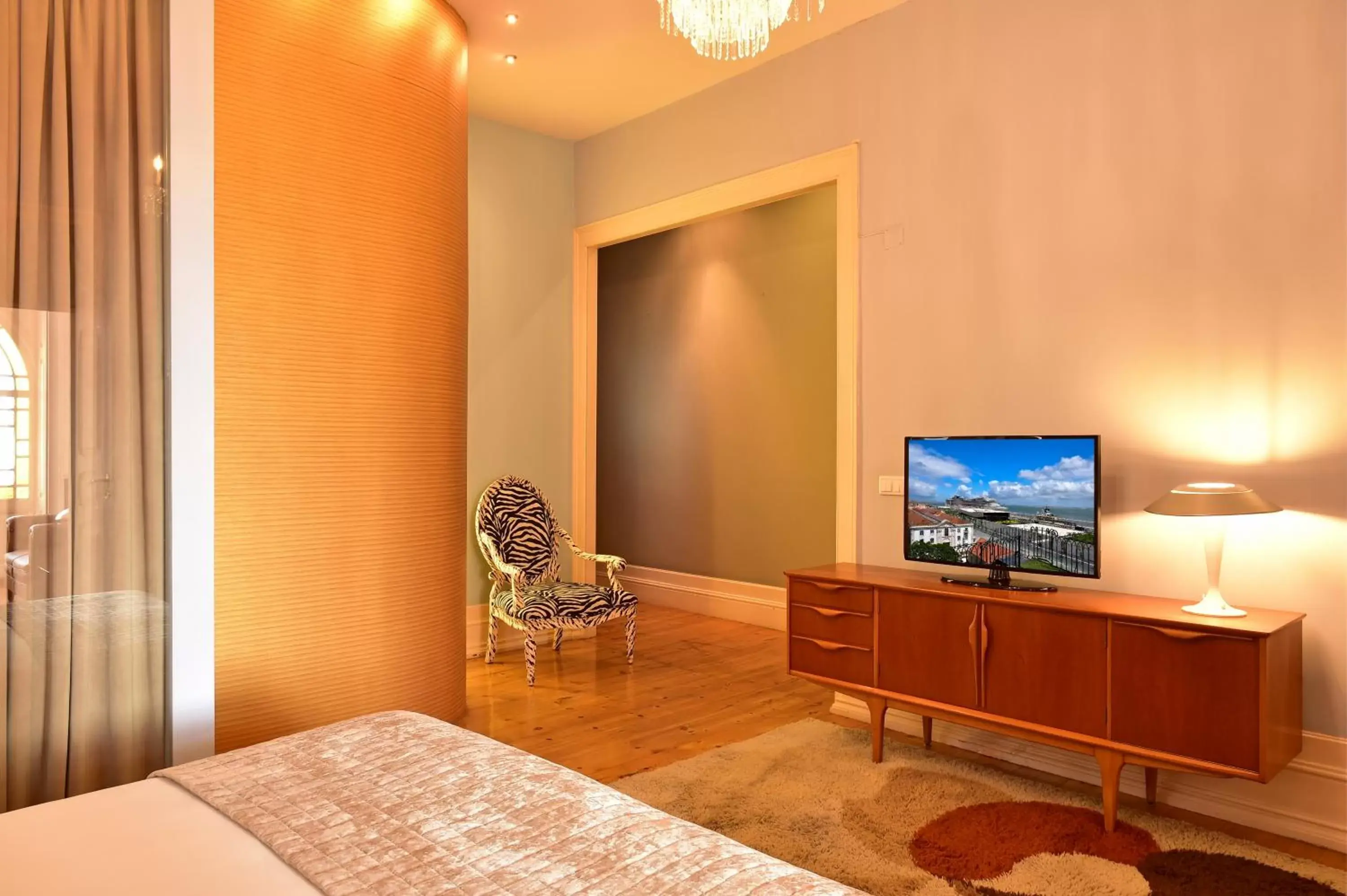Communal lounge/ TV room, TV/Entertainment Center in Palacete Chafariz Del Rei - by Unlock Hotels