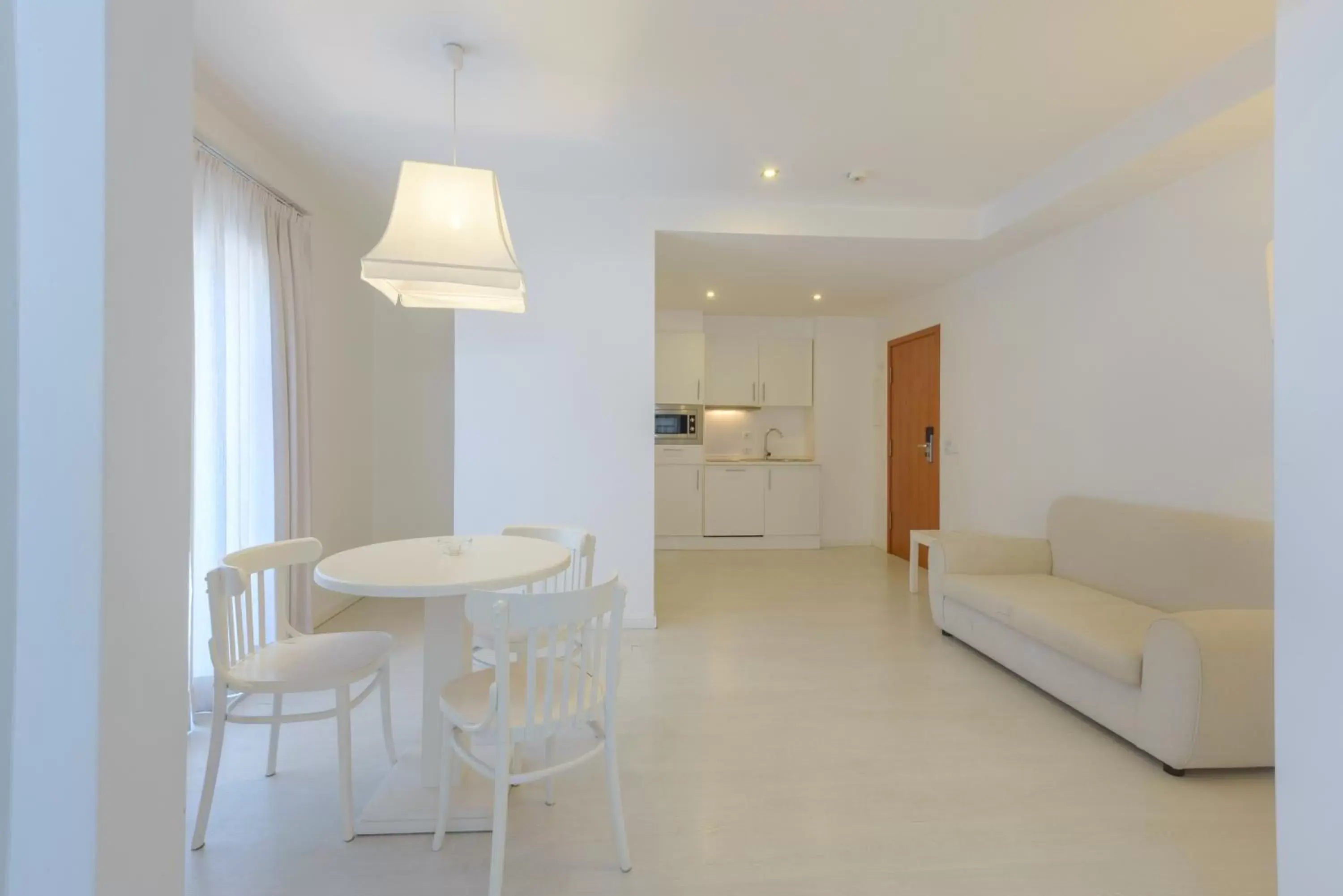 Kitchen or kitchenette, Seating Area in Amazonia Estoril Hotel