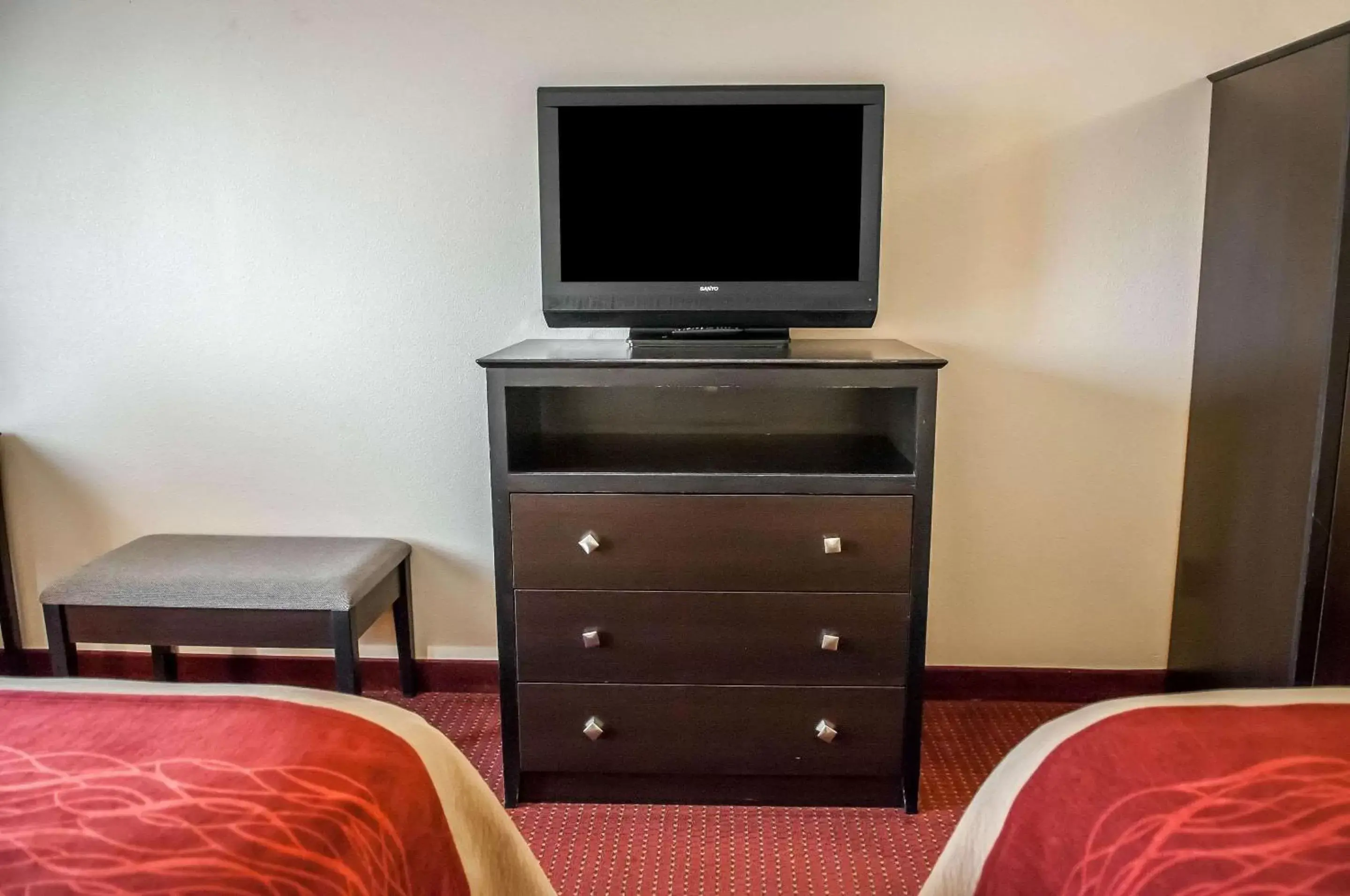 Photo of the whole room, TV/Entertainment Center in Quality Inn Rio Rancho