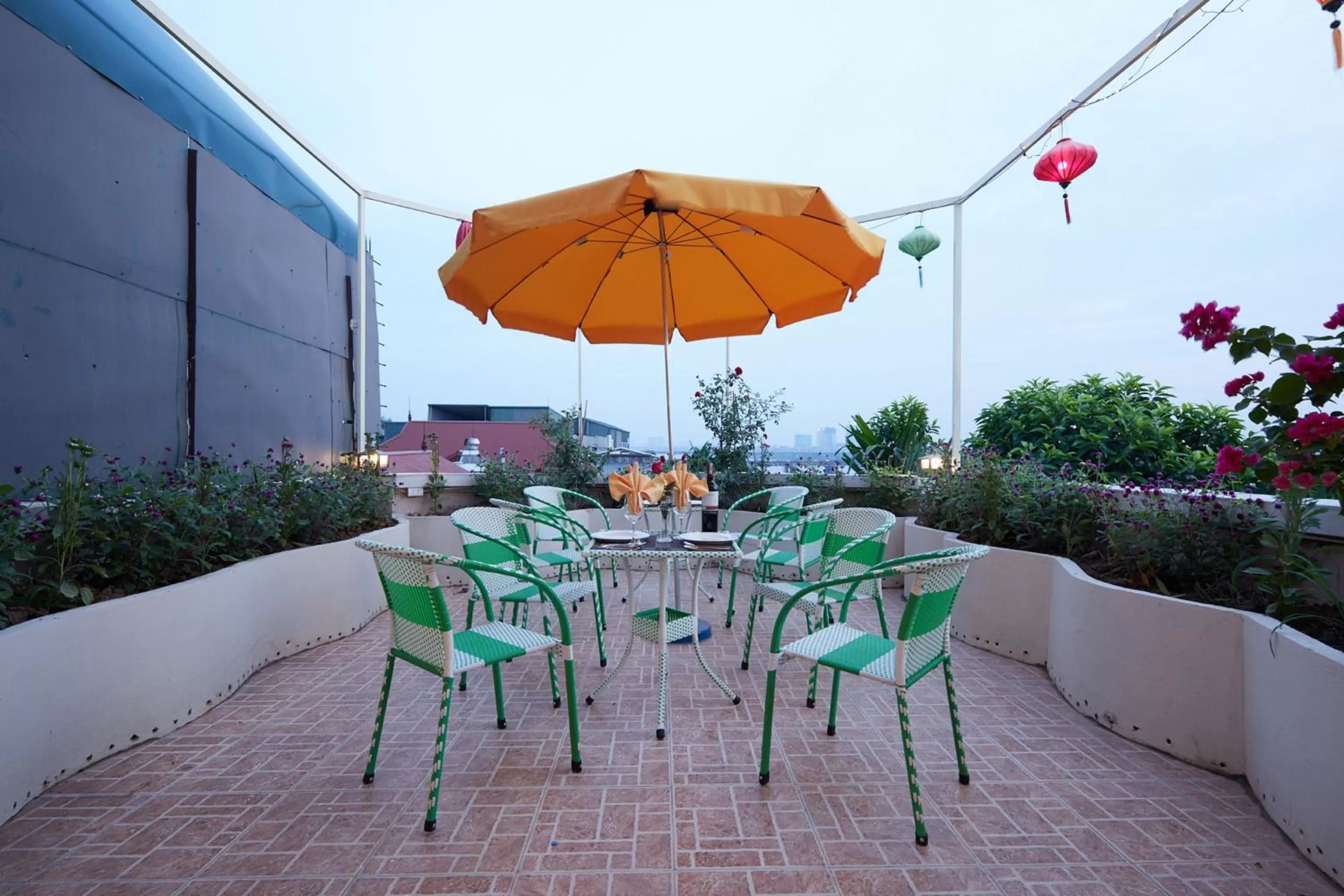 Restaurant/places to eat in Lucky Budda Inn Villa