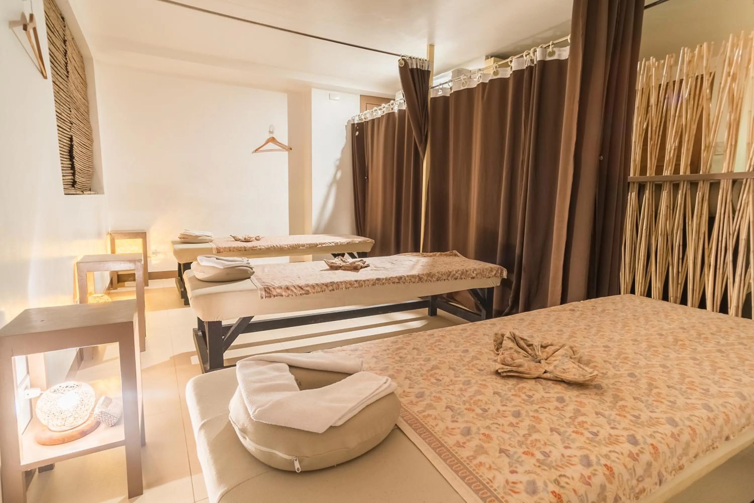 Massage, Bed in Heroes Hotel