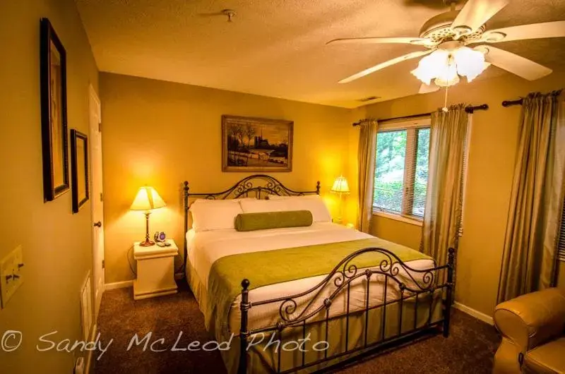 Bedroom, Bed in Asheville Cabins of Willow Winds