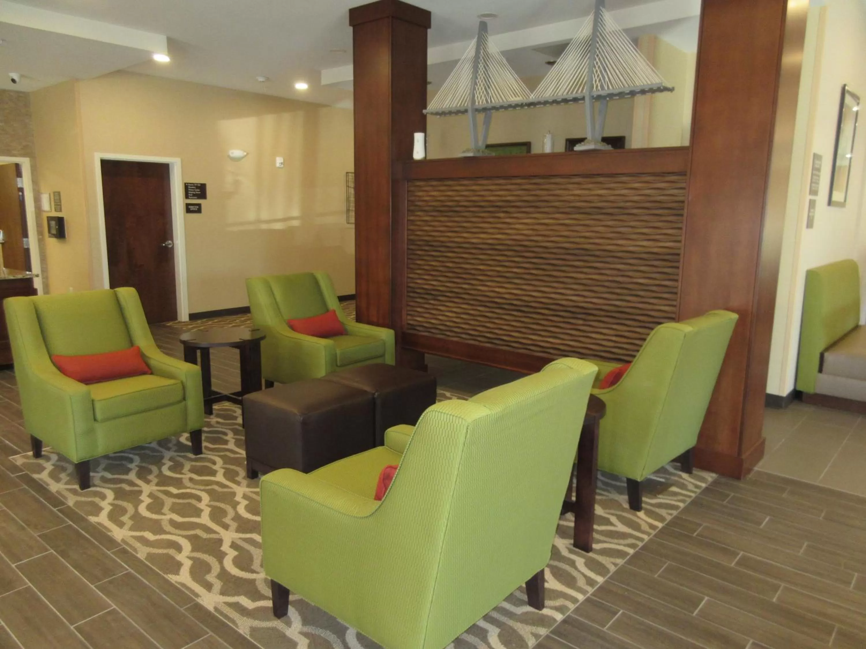 Seating area in Comfort Suites Summerville North
