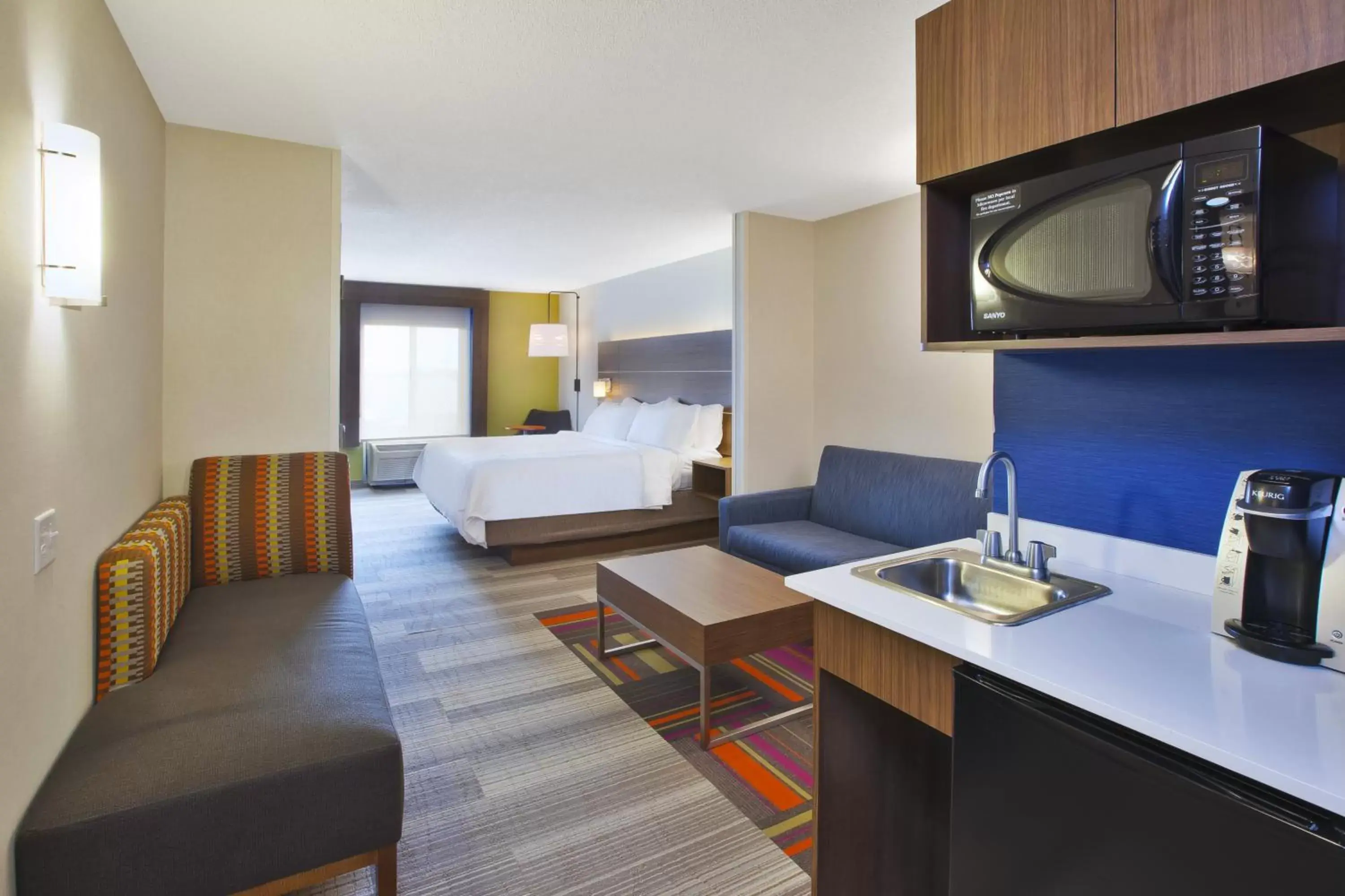 Photo of the whole room, Seating Area in Holiday Inn Express Hotel & Suites Auburn Hills, an IHG Hotel