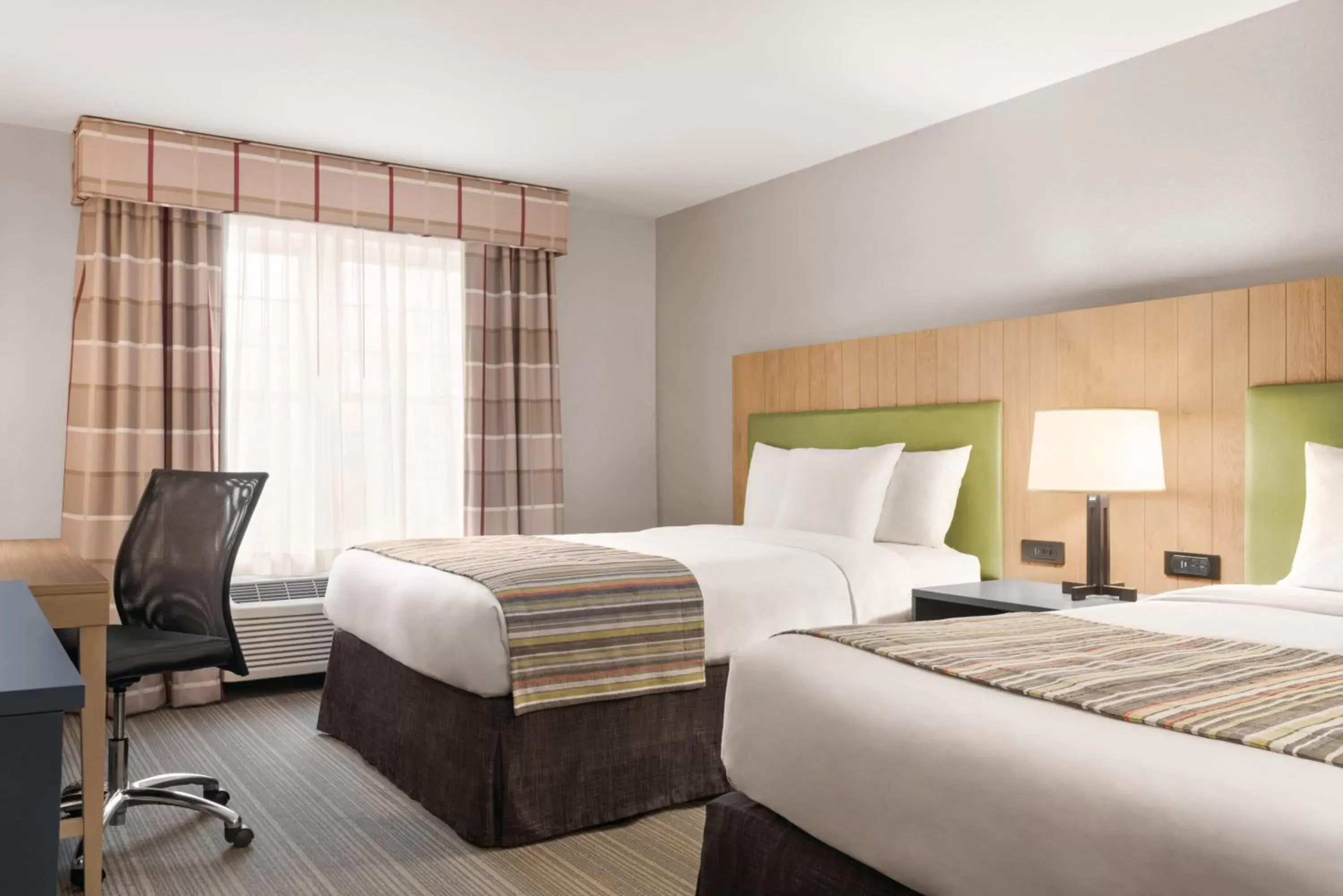 Bed in Country Inn & Suites by Radisson, Schaumburg, IL