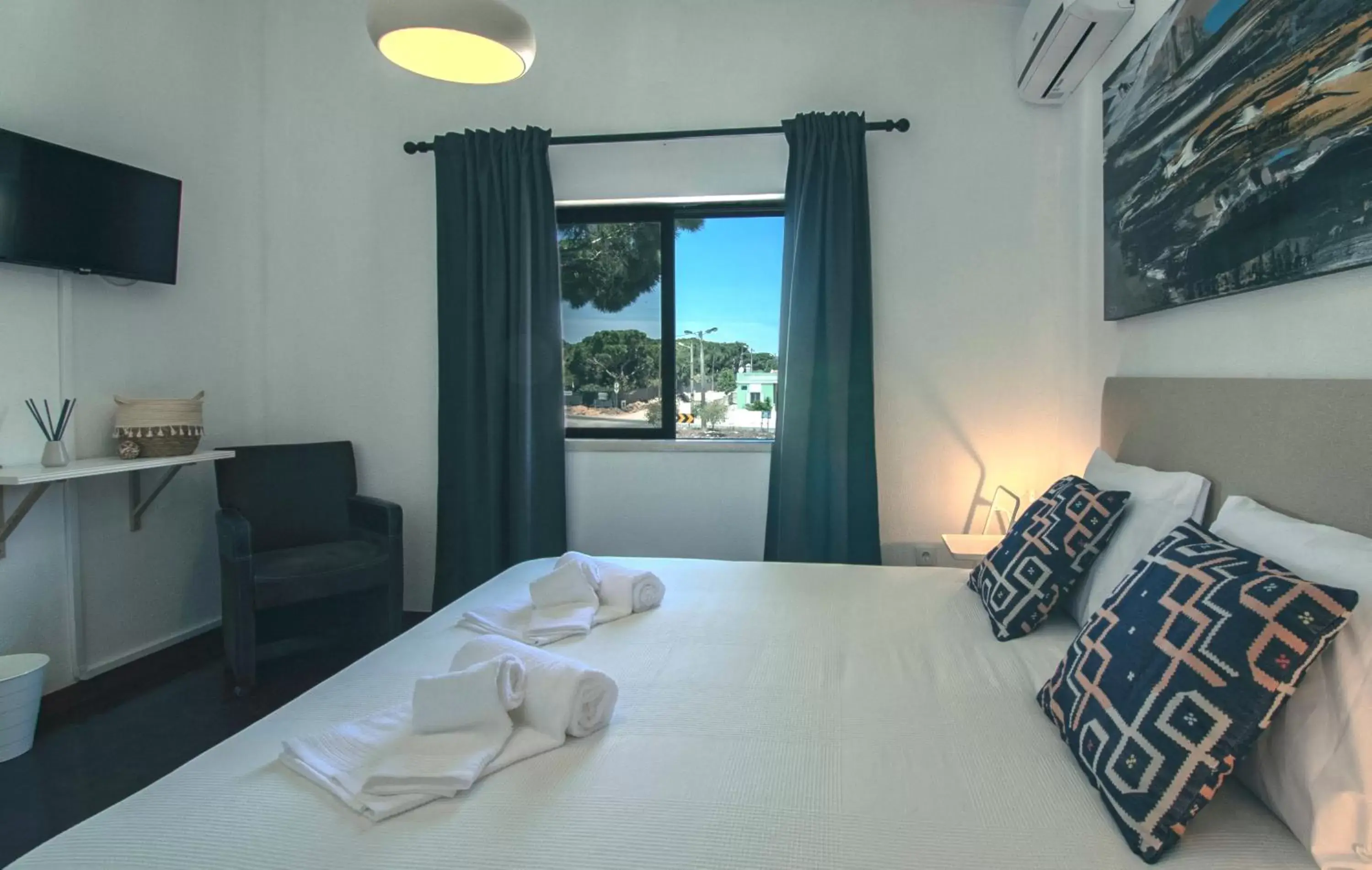 Bed in Pine House - Faro Airport, Beach and City Center