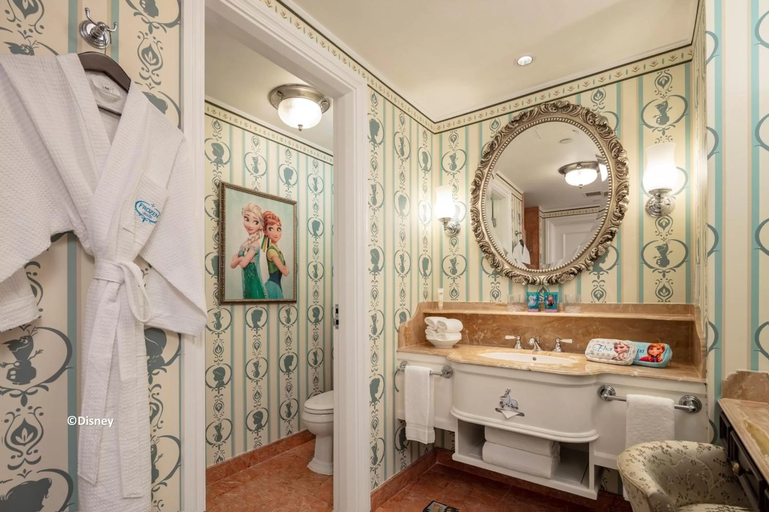 Toilet in Hong Kong Disneyland Hotel