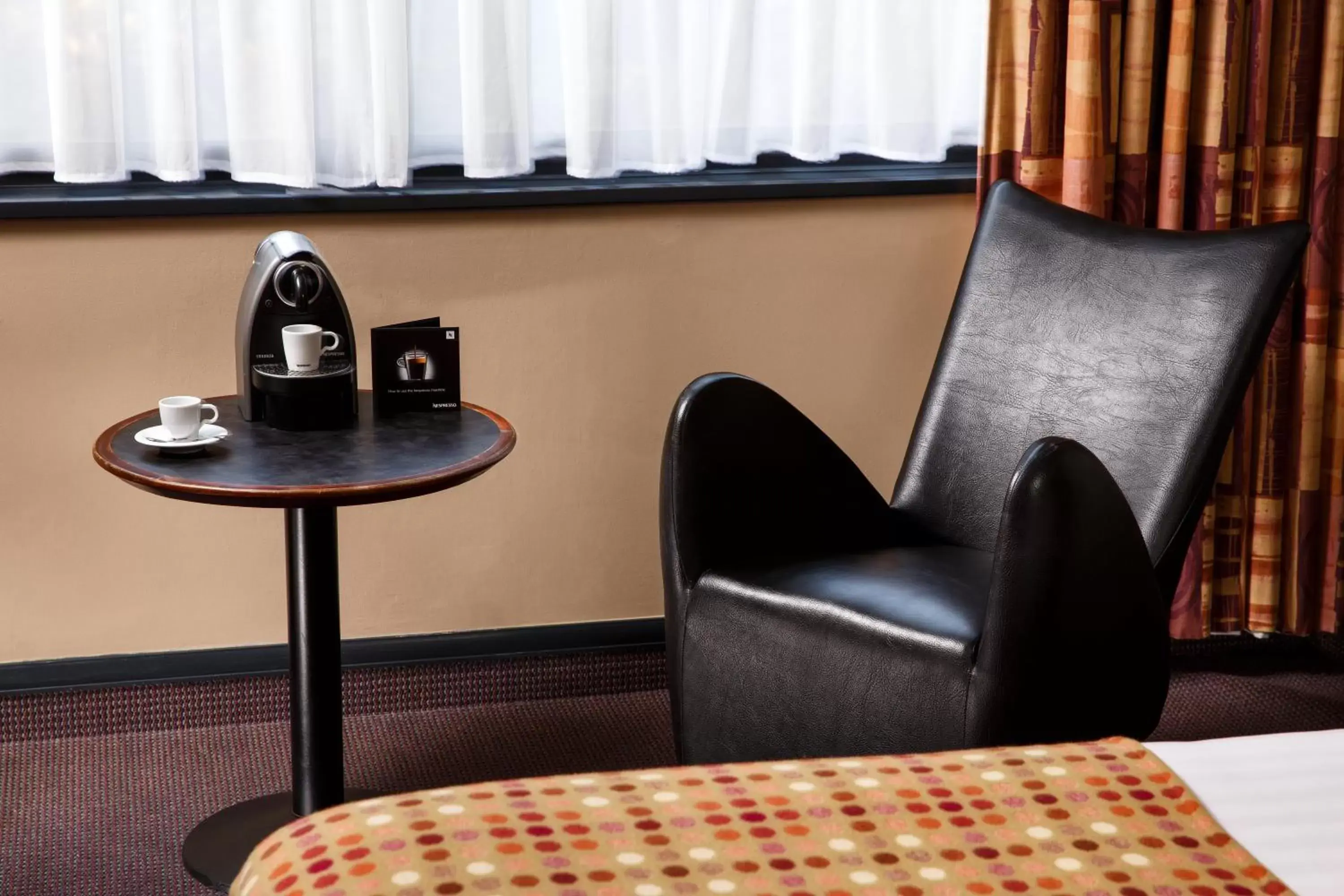 Bed, Seating Area in Mercure Livingston Hotel