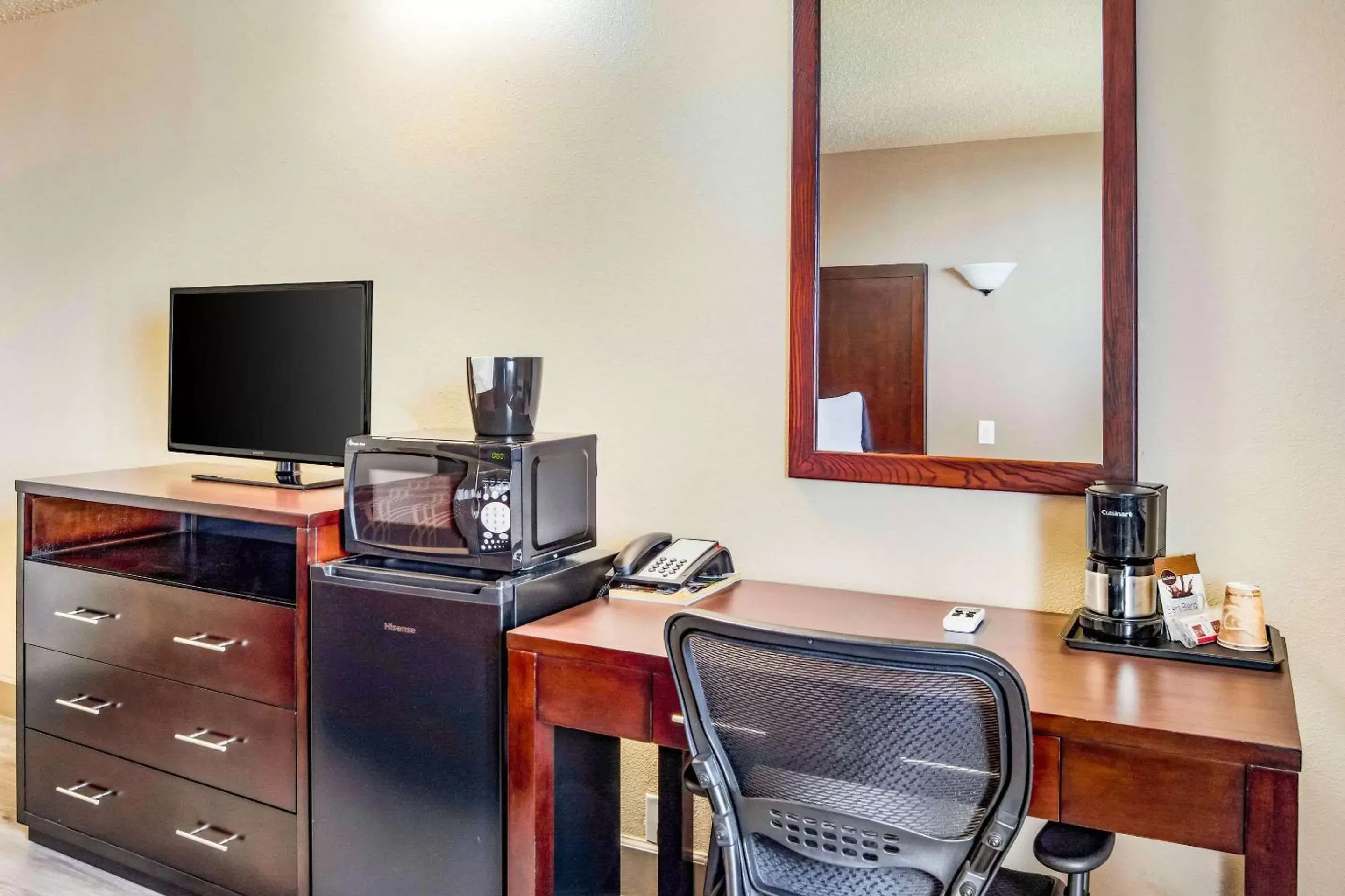 Bedroom, TV/Entertainment Center in Econo Lodge Newport