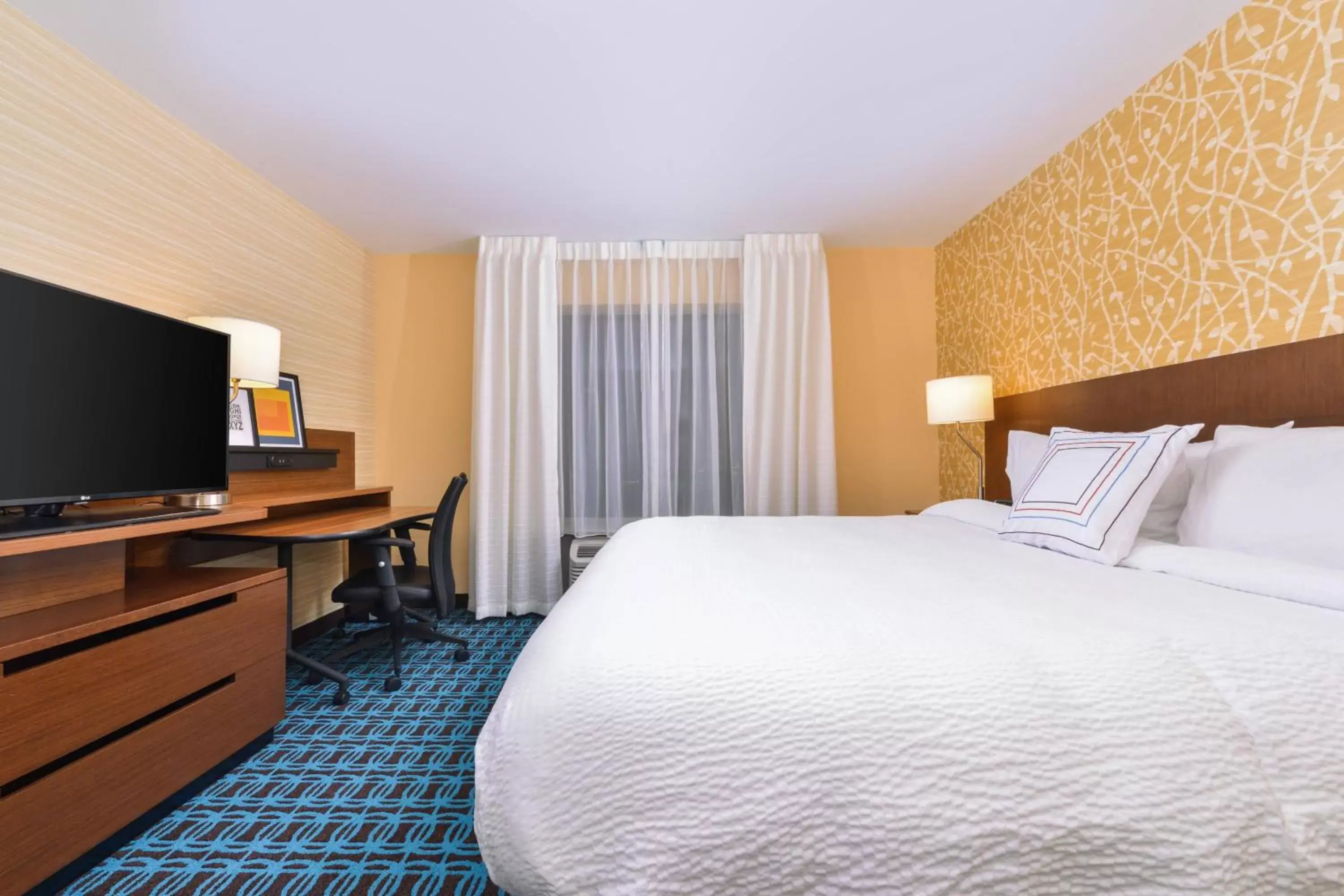 Photo of the whole room, Bed in Fairfield Inn & Suites by Marriott Coralville