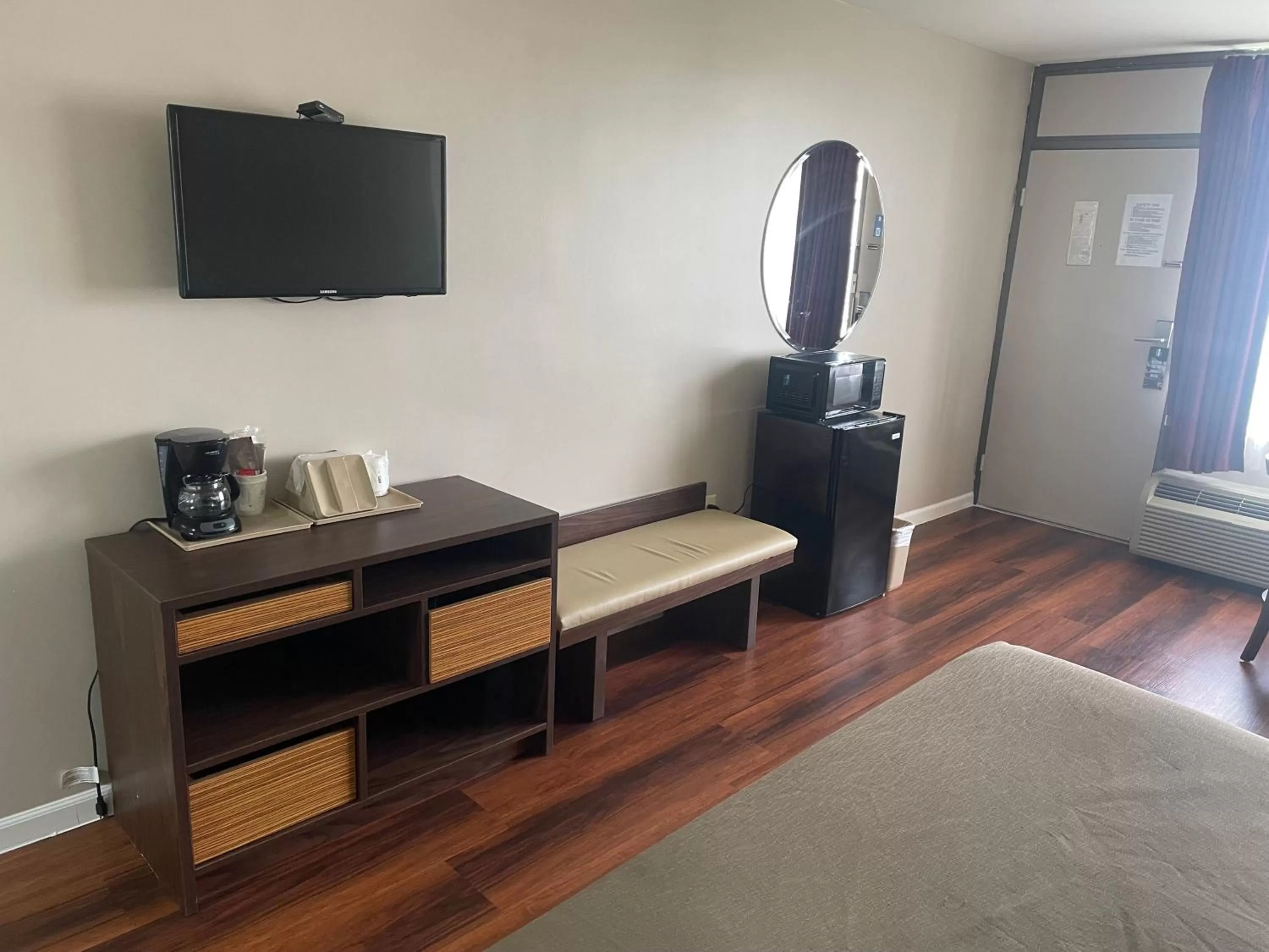 Swimming pool, Bed in Super 8 by Wyndham Valdosta Mall