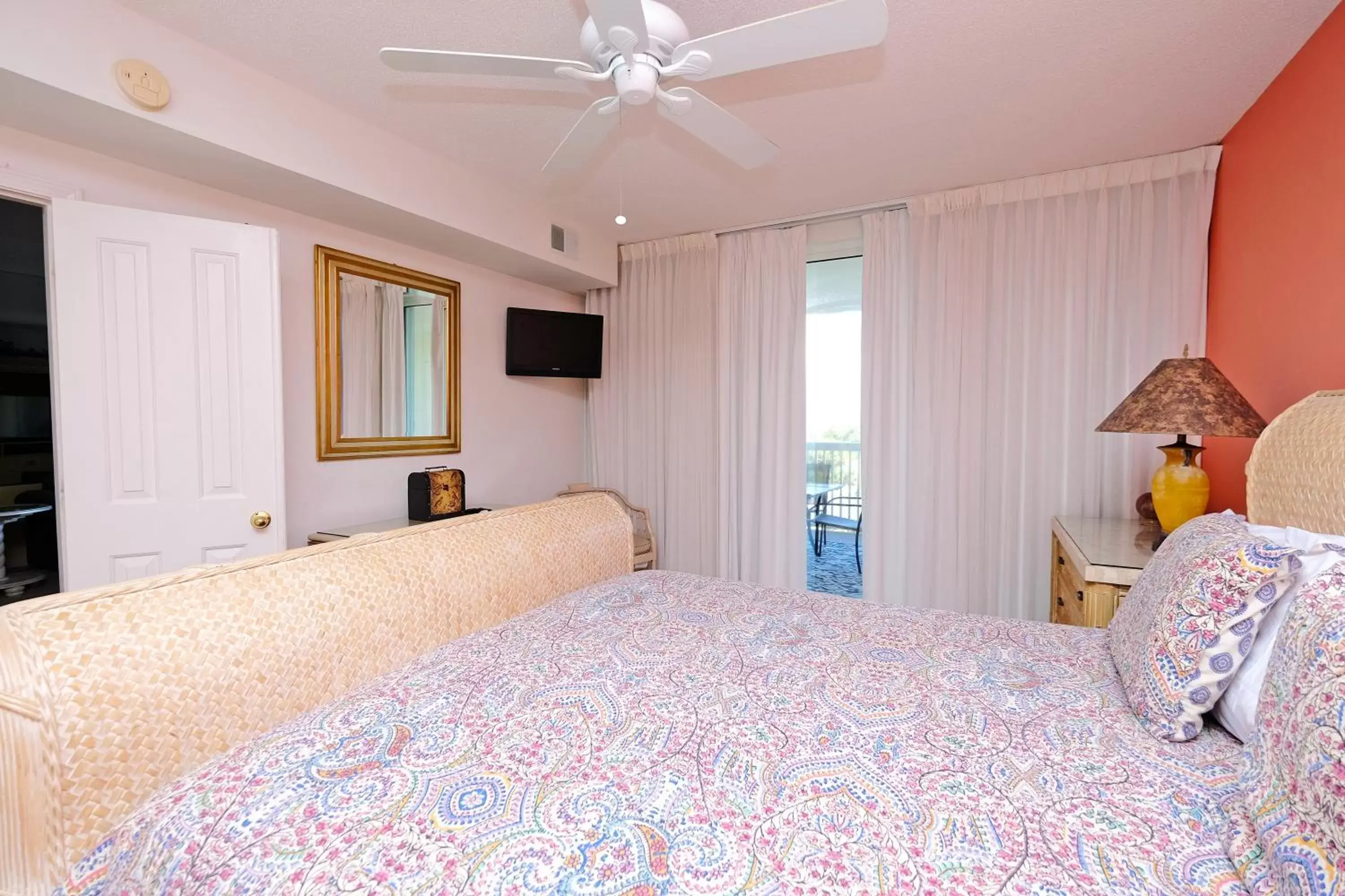 Bed in Litchfield Beach & Golf Resort