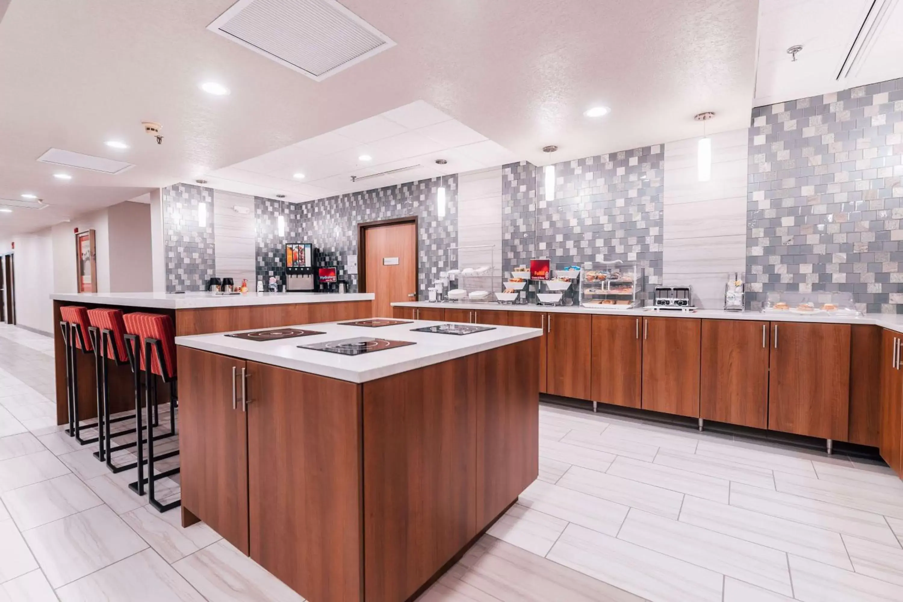 Restaurant/places to eat, Kitchen/Kitchenette in Best Western Plus Executive Residency Waterloo & Cedar Falls