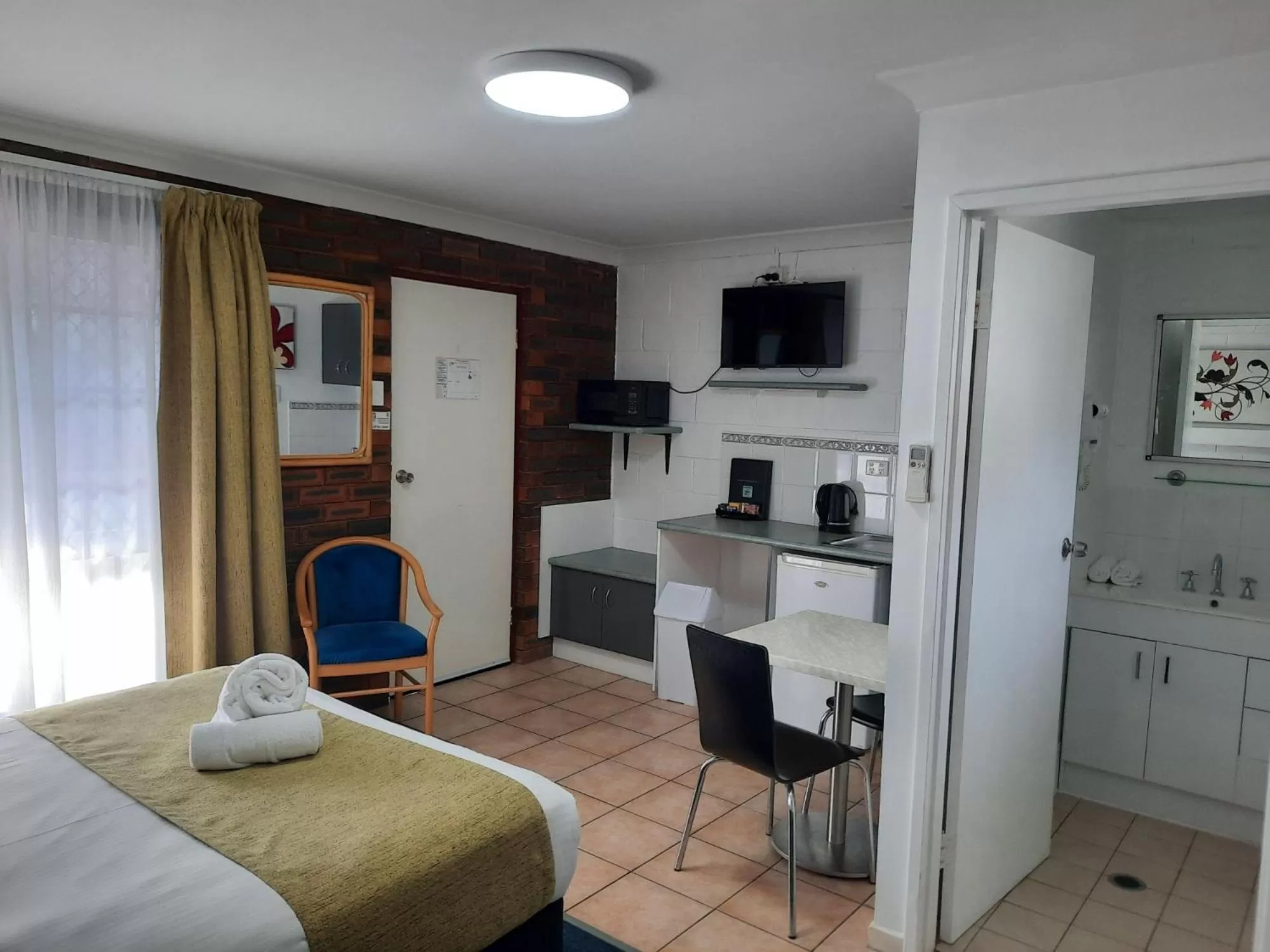 Deluxe Triple Room in Cleveland Motor Inn