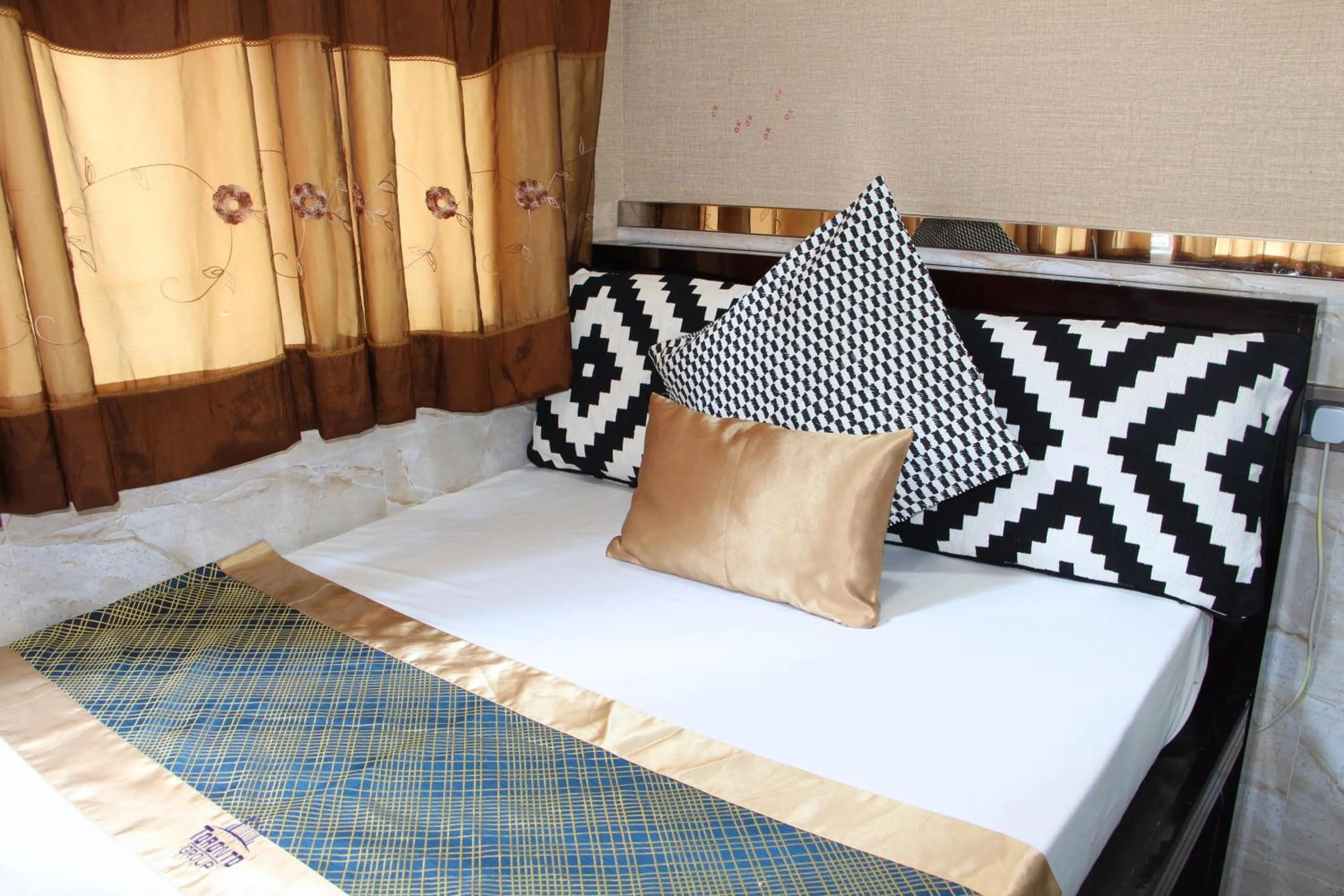 Bed in Temple Street Hotel